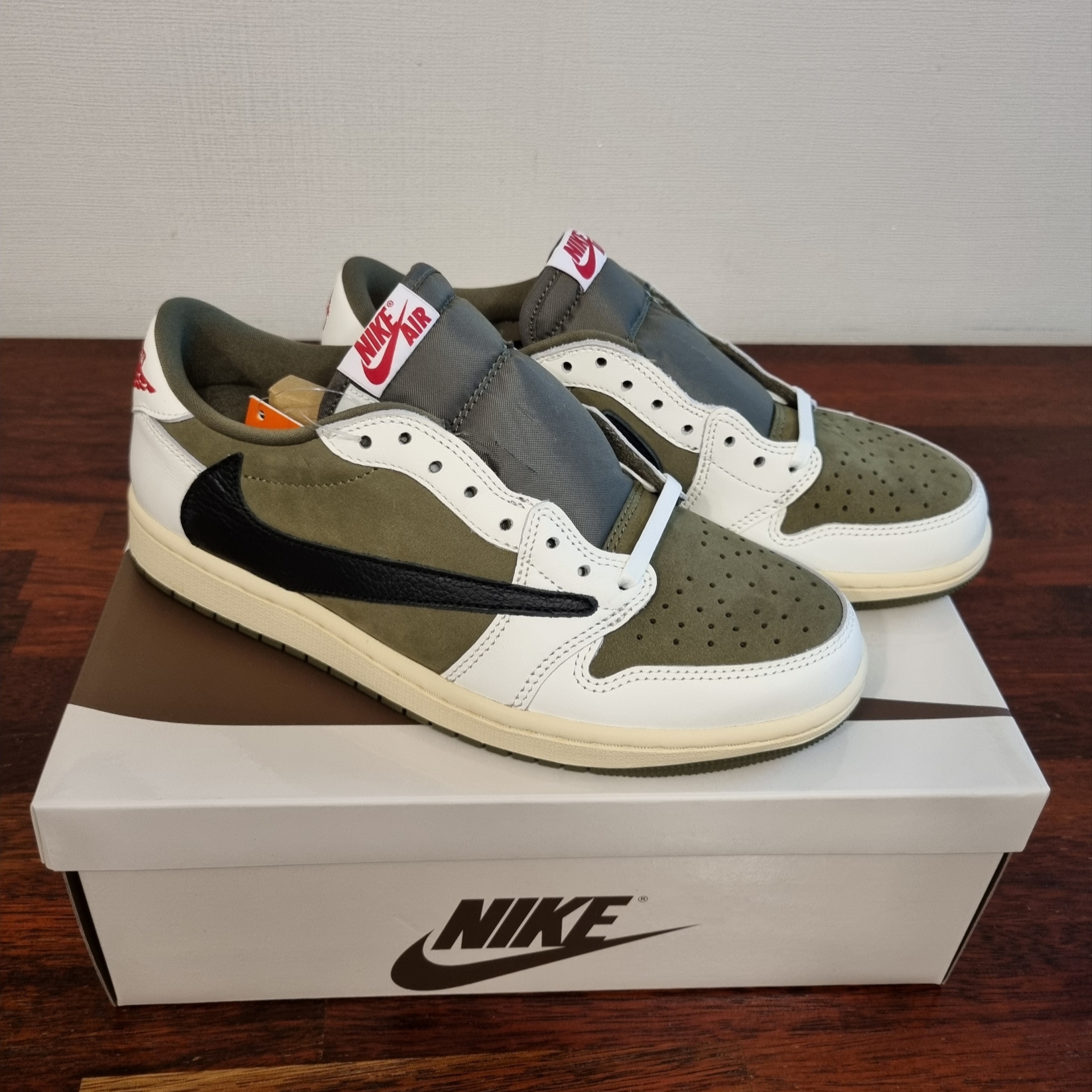 Jordan 1 x Travis Scott Retro Low OG SP Reverse Olive 착용 스타일 - 2