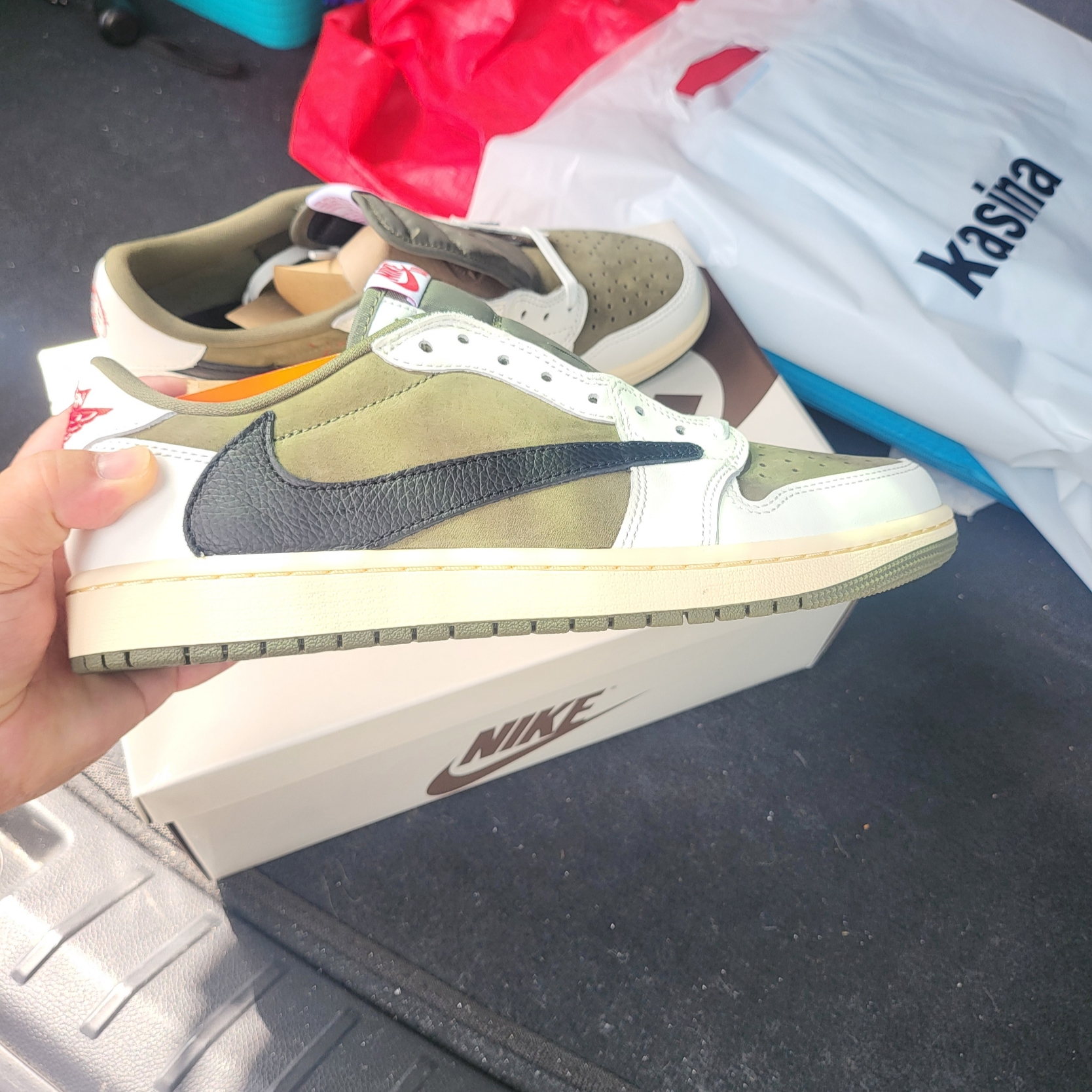 Jordan 1 x Travis Scott Retro Low OG SP Reverse Olive 착용 스타일 - 3