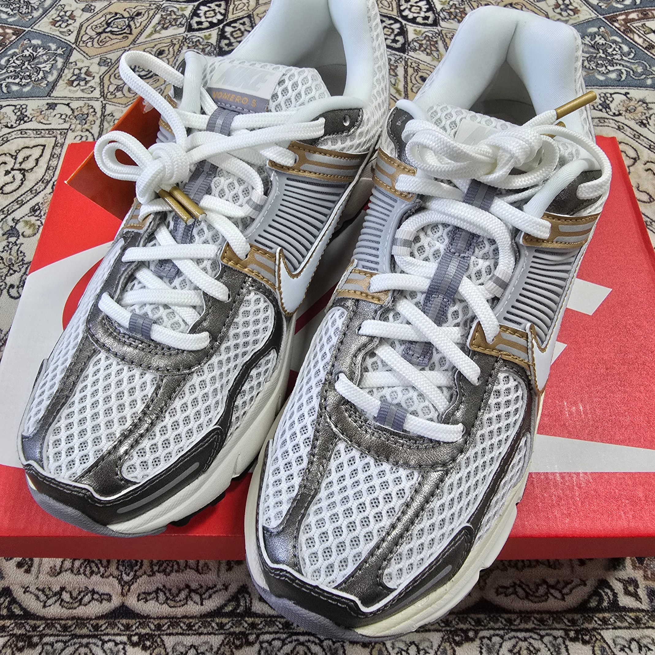 Nike Zoom Vomero 5 Platinum Tint Metallic Pewter 착용 스타일 - 2