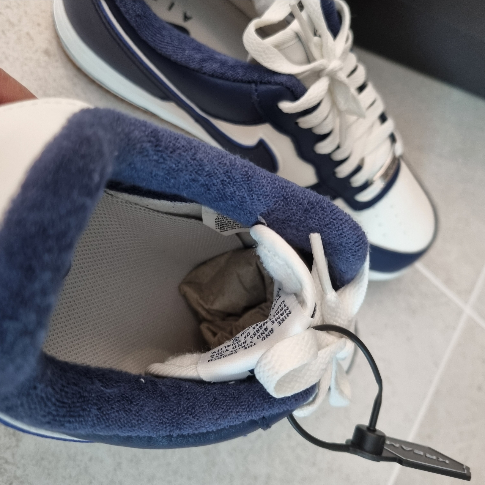 Nike Air Force 1 '07 LV8 Midnight Navy 착용 스타일 - 3