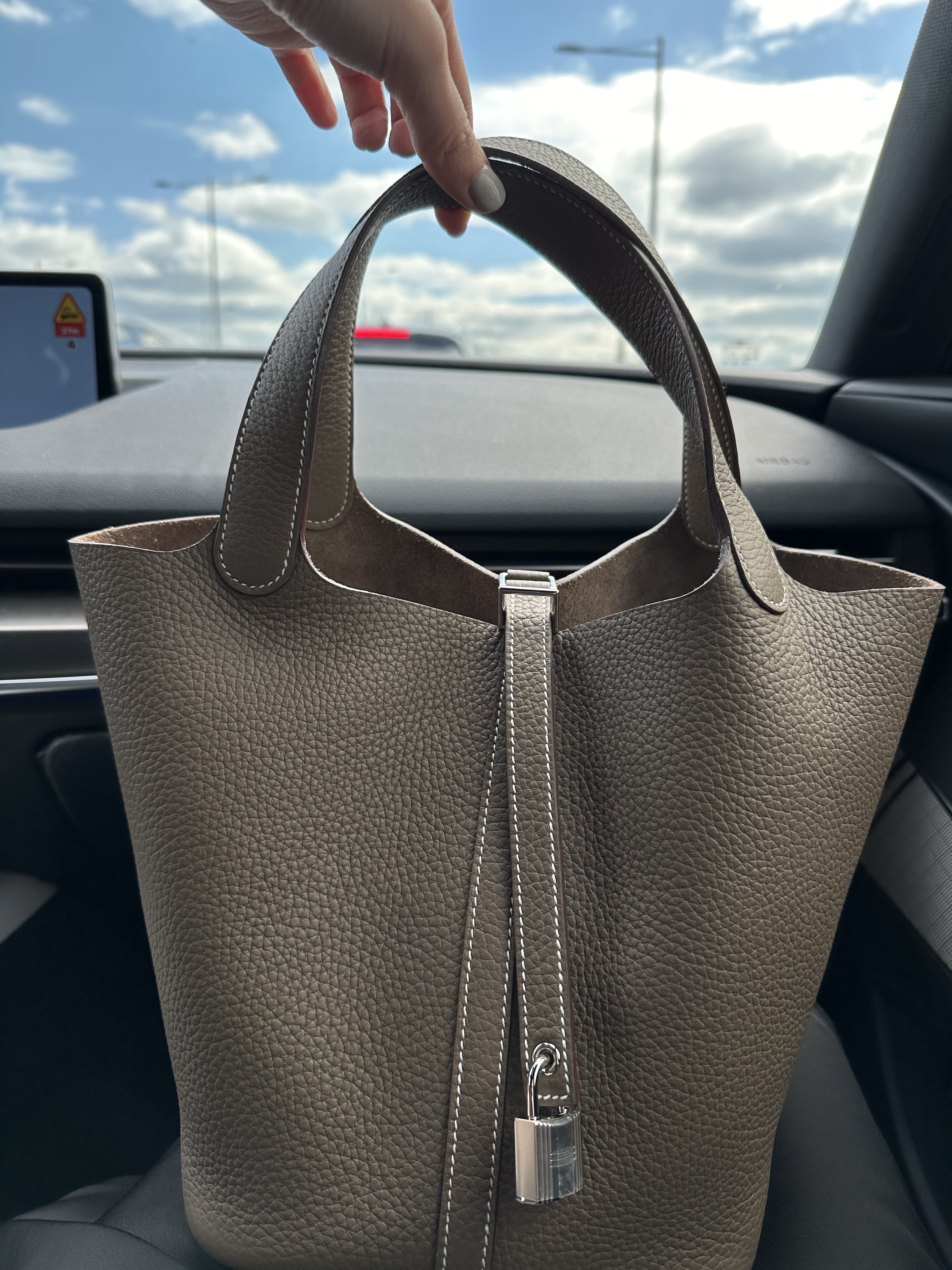 Hermes Picotin Lock 22 Bag Clemence & Palladium Etoupe 착용 스타일