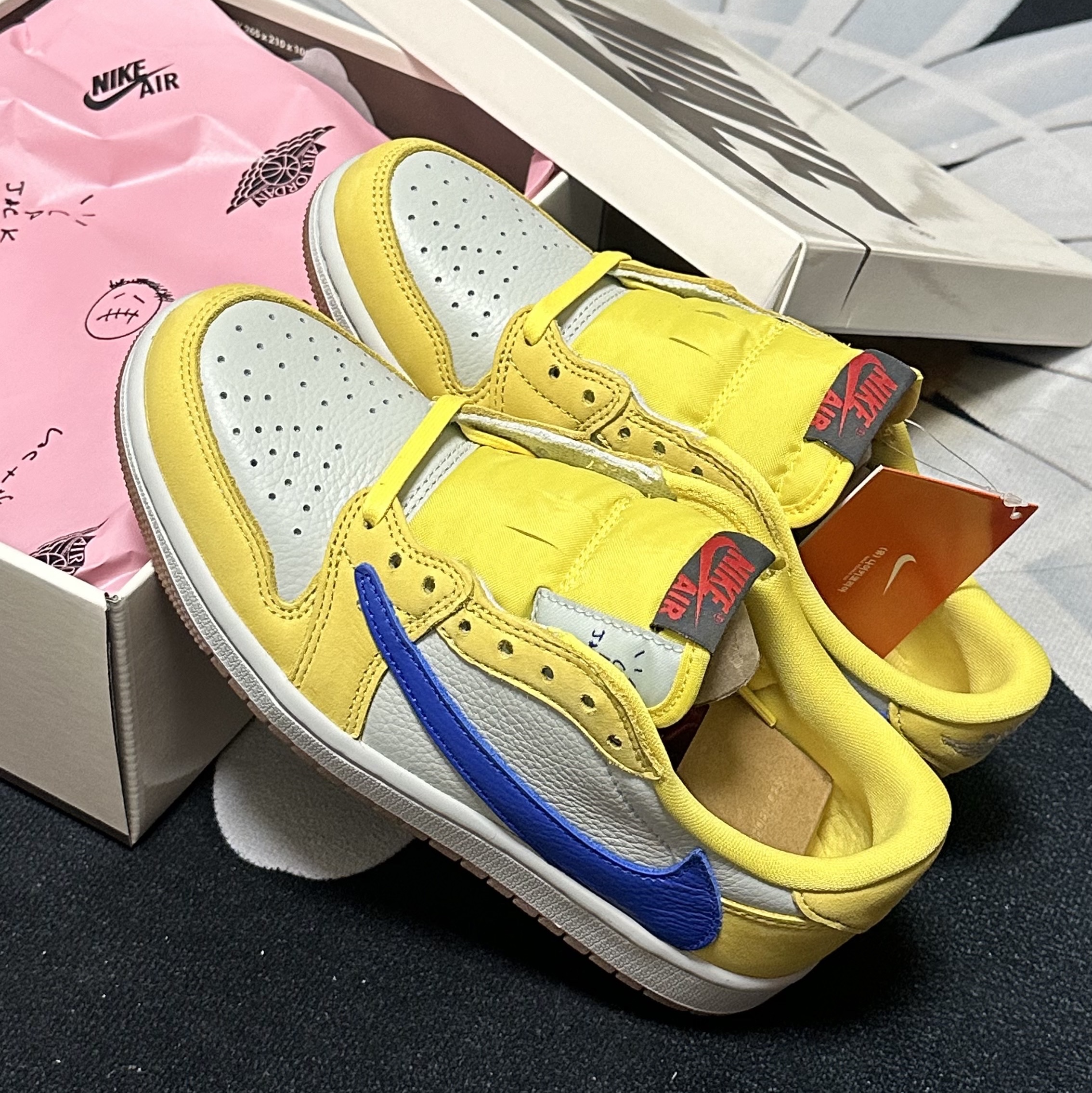 (W) Jordan 1 x Travis Scott Retro Low OG SP Canary 착용 스타일 - 2