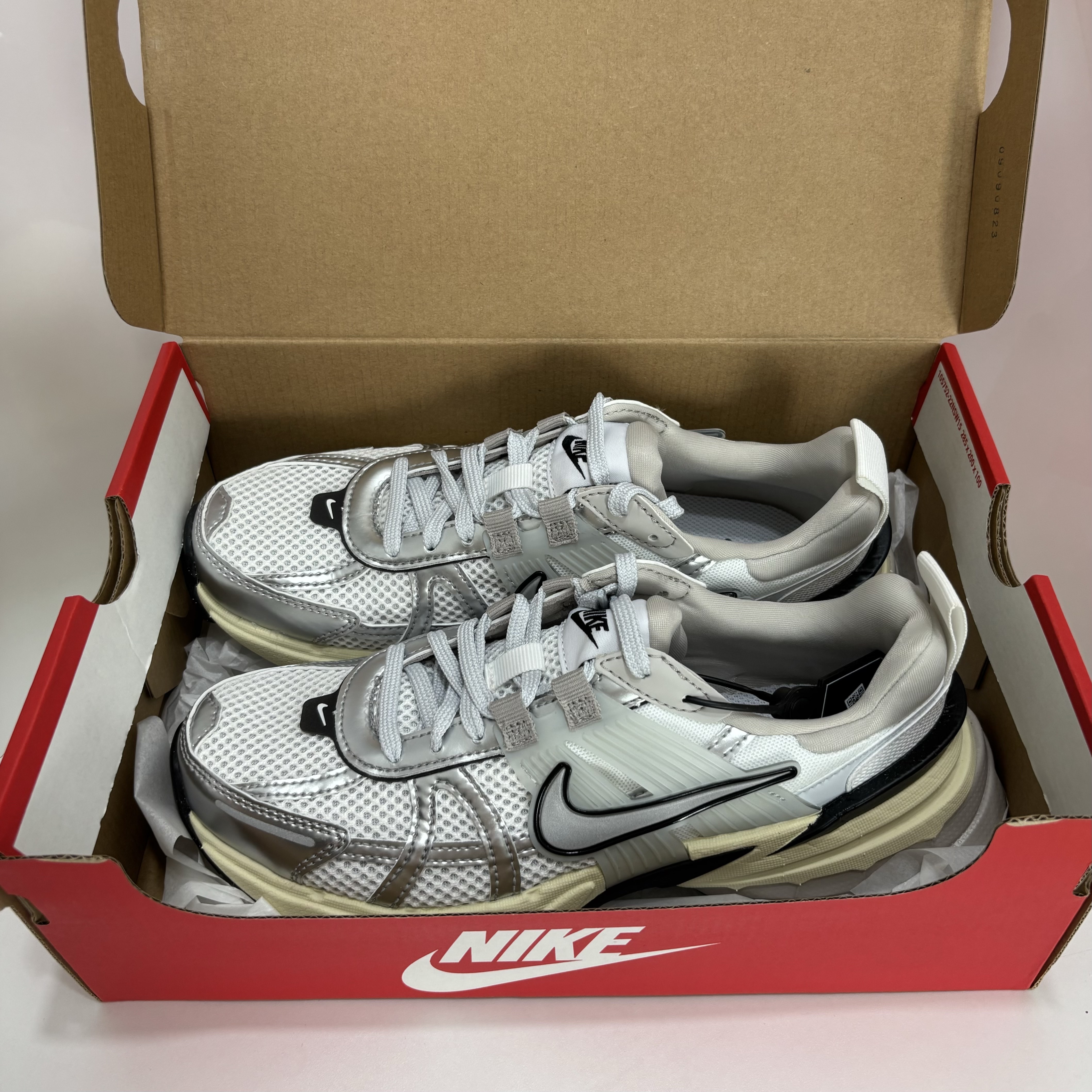 Nike V2K Run Summit White Metallic Silver 착용 스타일 - 2