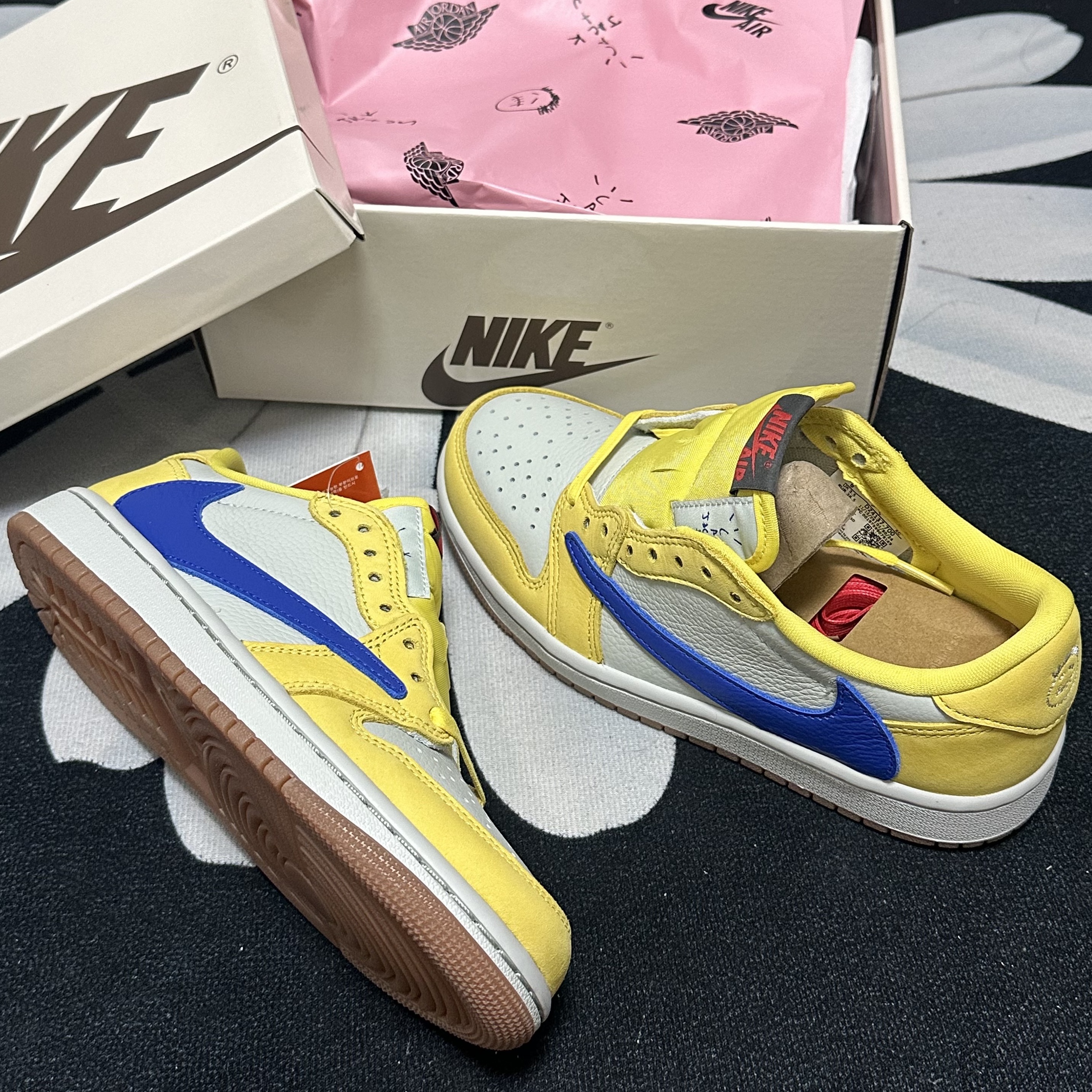 (W) Jordan 1 x Travis Scott Retro Low OG SP Canary 착용 스타일 - 1