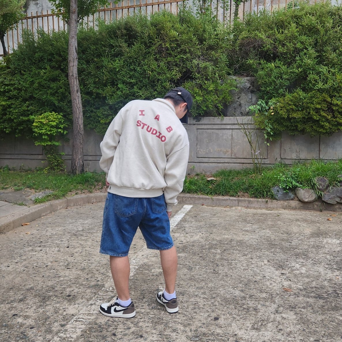 IAB Studio Half Zip-Up Oatmeal Burgundy, Jordan 1 Retro Low OG Mocha 착용 스타일 - 2