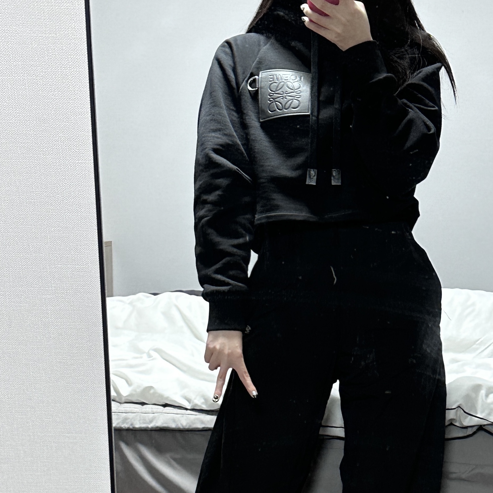 (W) Loewe Cropped Hoodie In Cotton Black, (W) Prada Pleated Re-Nylon Miniskirt Black 착용 스타일 - 1