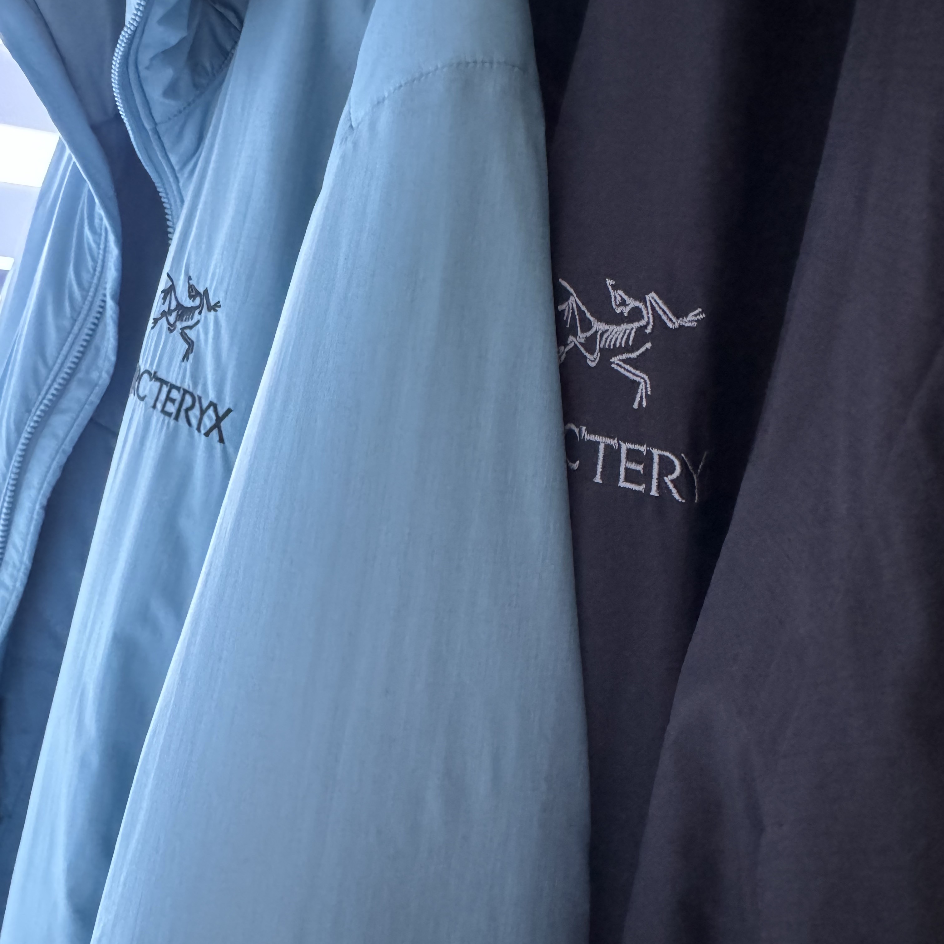 Arc'teryx Atom LT Hoody Solace, Arc'teryx Atom SL Hoody Black 착용 스타일
