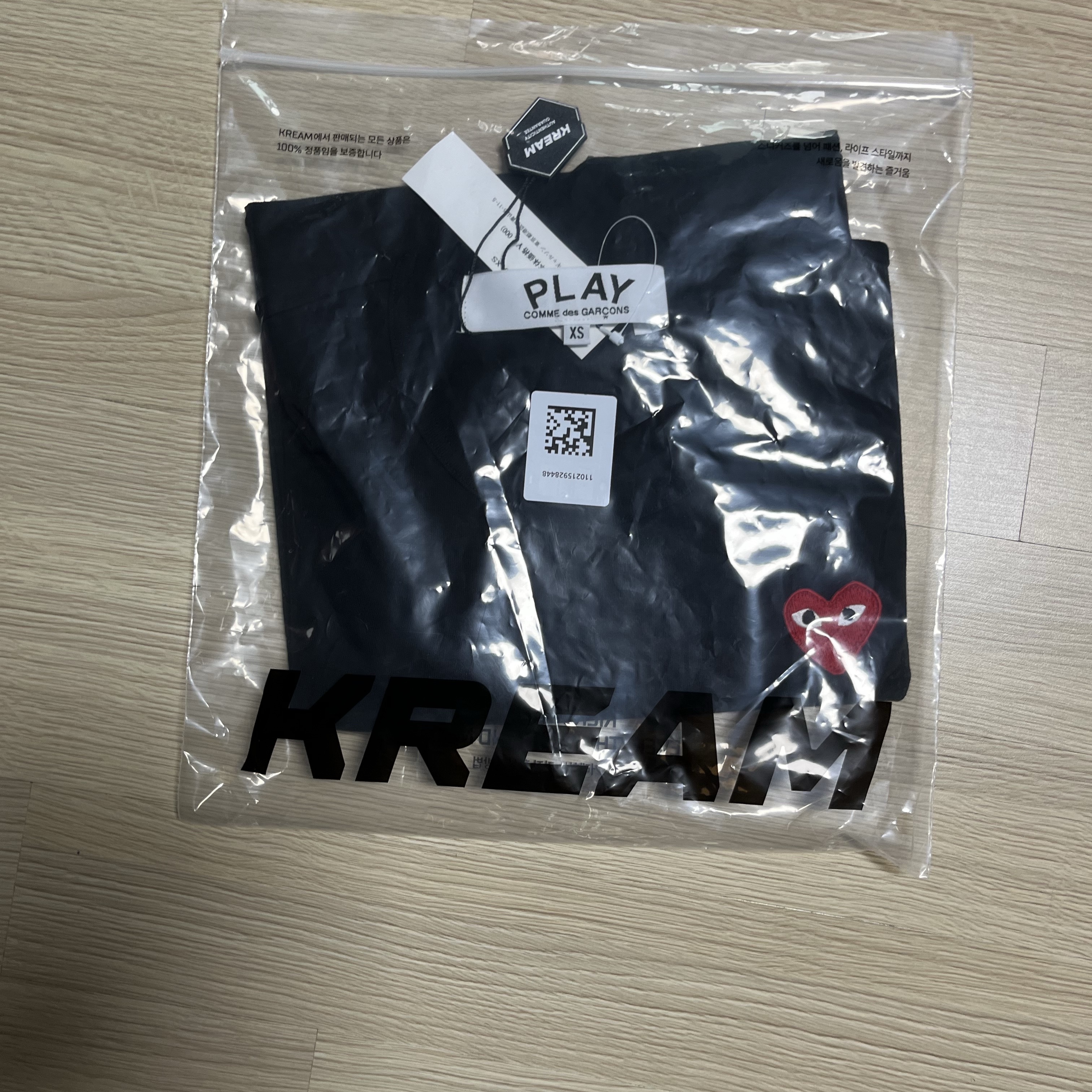 Play Comme des Garcons Red Heart T-Shirt Black 착용 스타일 - 3