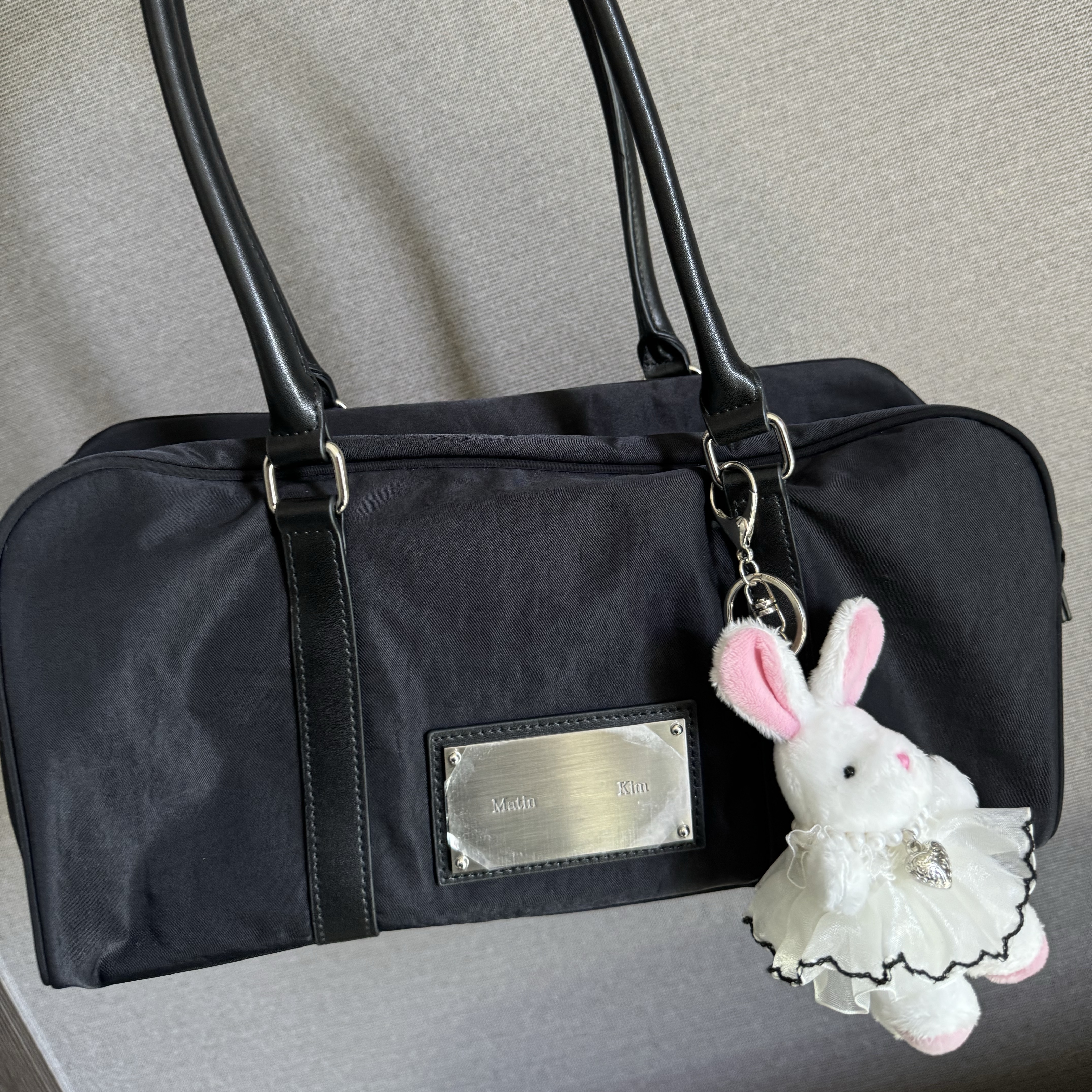 Matin Kim Sporty Tote Bag Black 착용 스타일