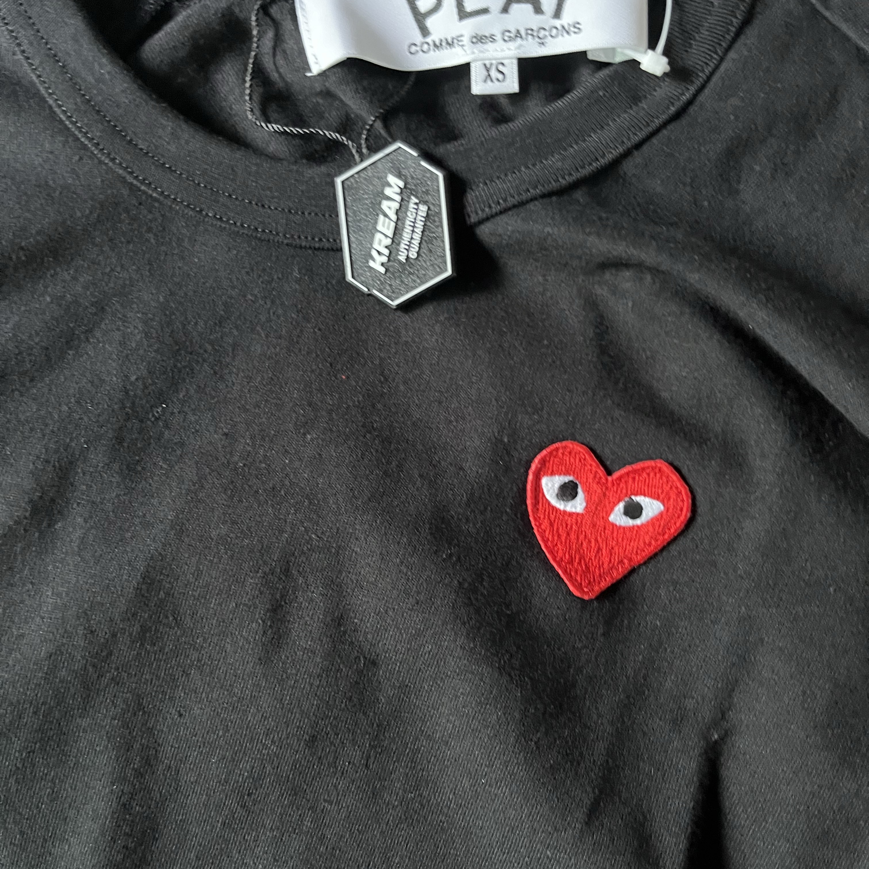 Play Comme des Garcons Red Heart T-Shirt Black 착용 스타일 - 1
