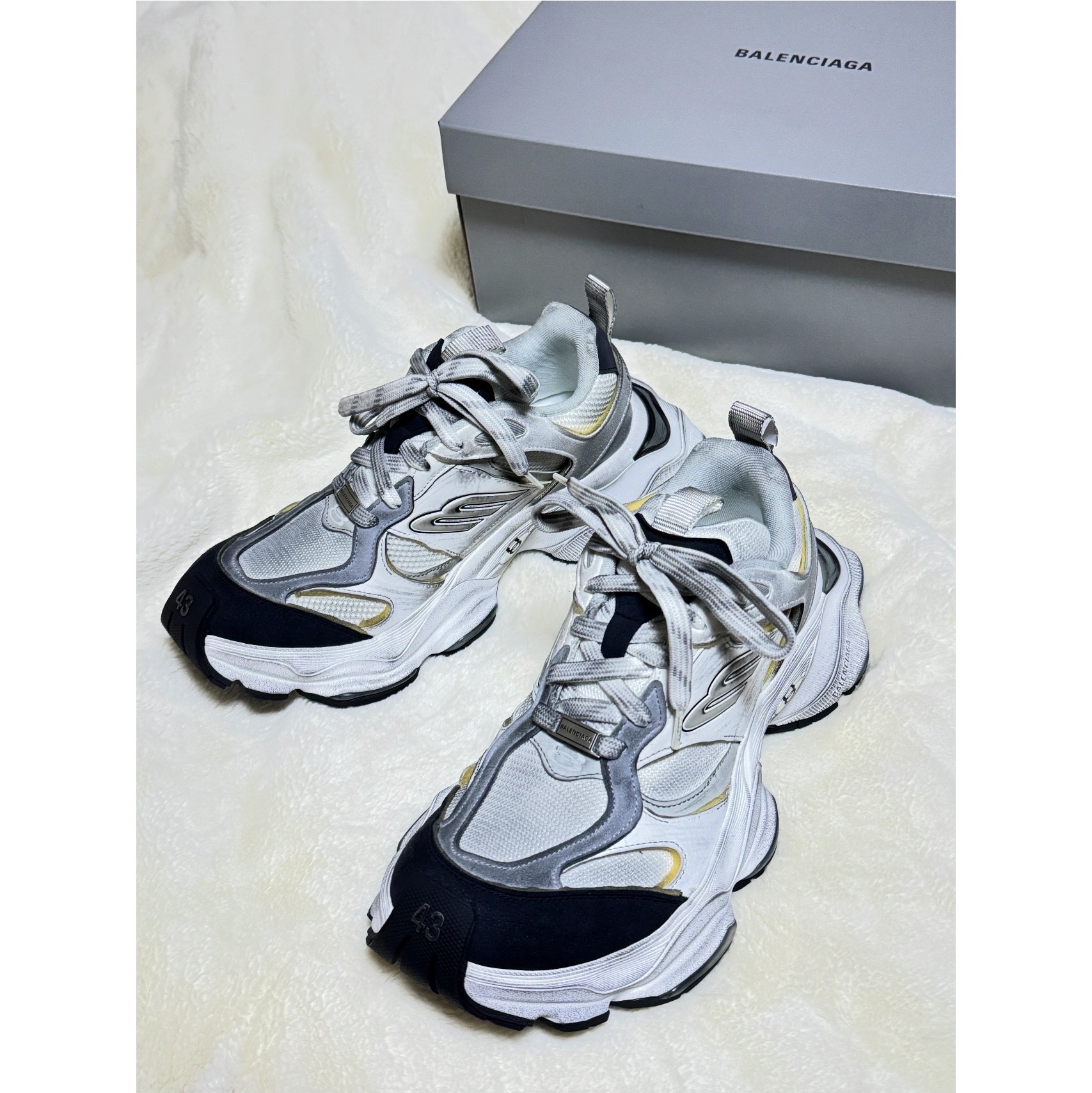 Balenciaga Cargo Sneakers White Grey, Balenciaga 3XL Sneakers White Red 착용 스타일 - 1