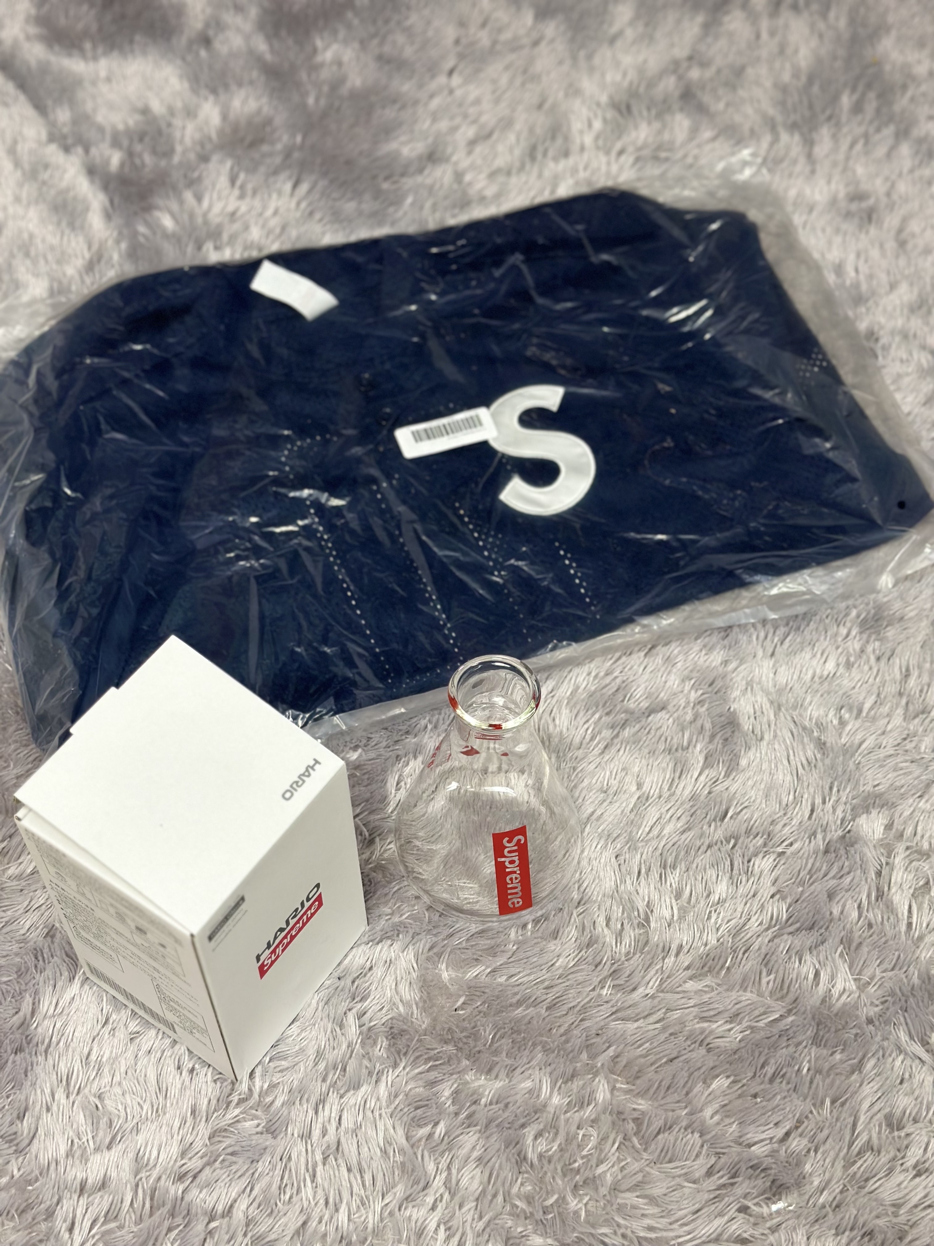 Supreme S Logo Baseball Henley Navy - 24FW, Supreme x Hario Erlenmeyer Flask Clear - 24FW 착용 스타일