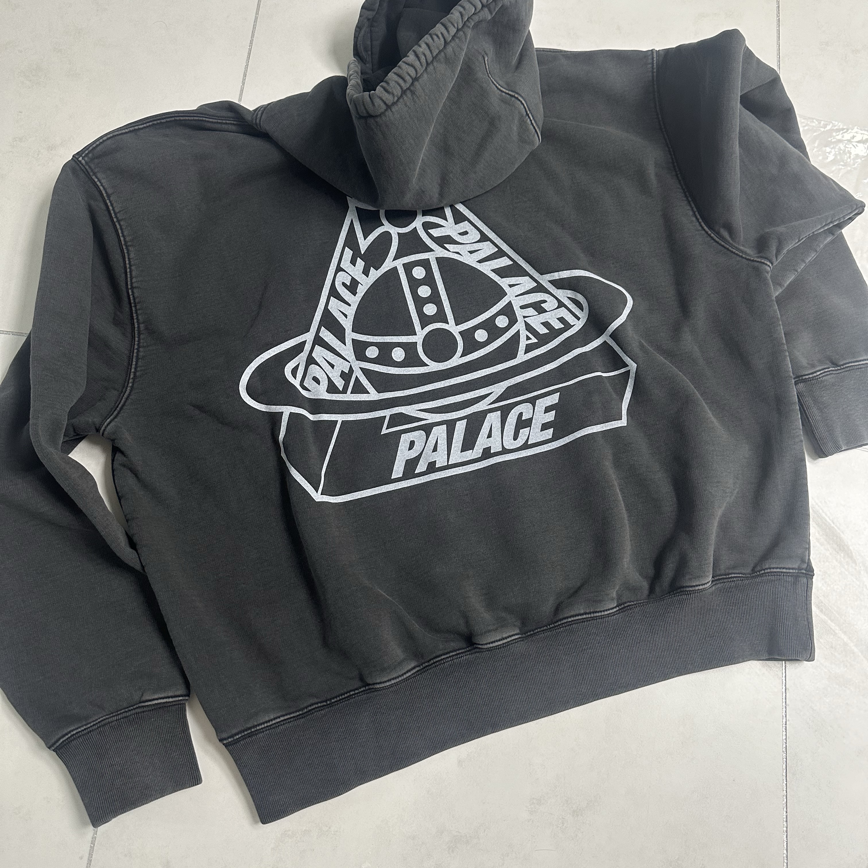 Palace x Vivienne Westwood Hood Black - 24FW 착용 스타일 - 3