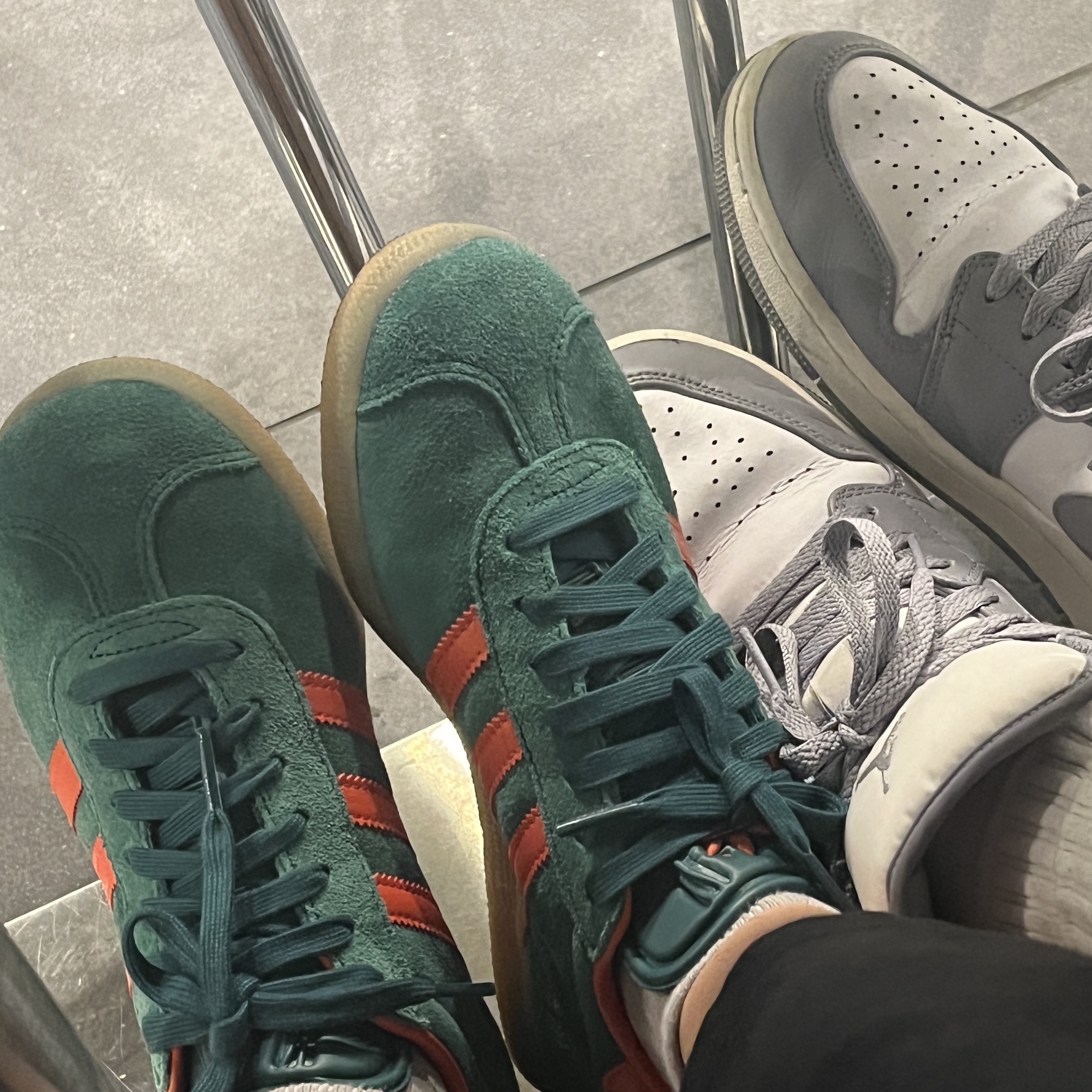 Adidas Gazelle Collegiate Green Preloved Red 착용 스타일
