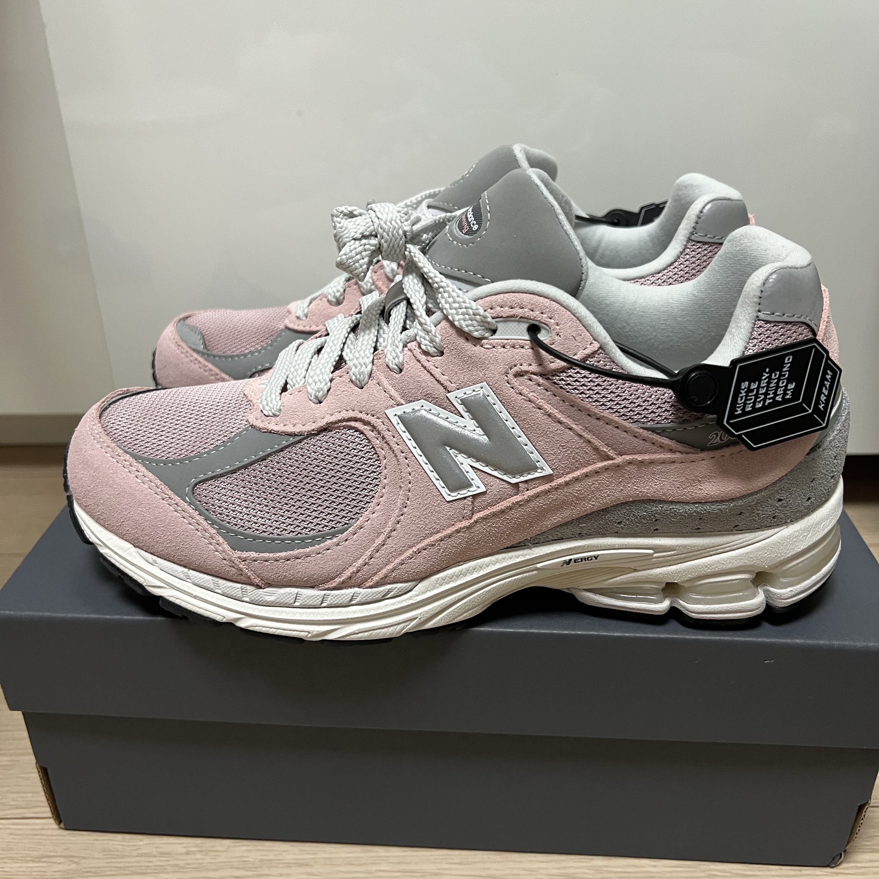 New Balance 2002R Orb Pink 착용 스타일 - 1