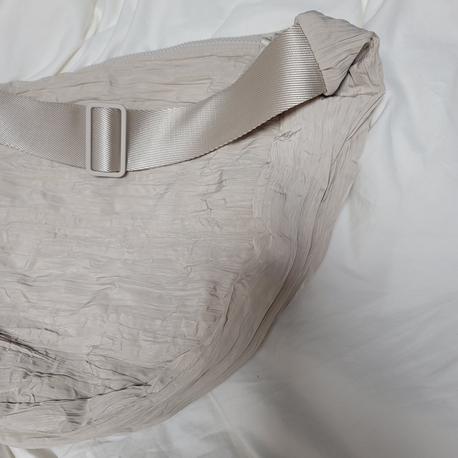 COS Smocked Crossbody Bag Beige 착용 스타일