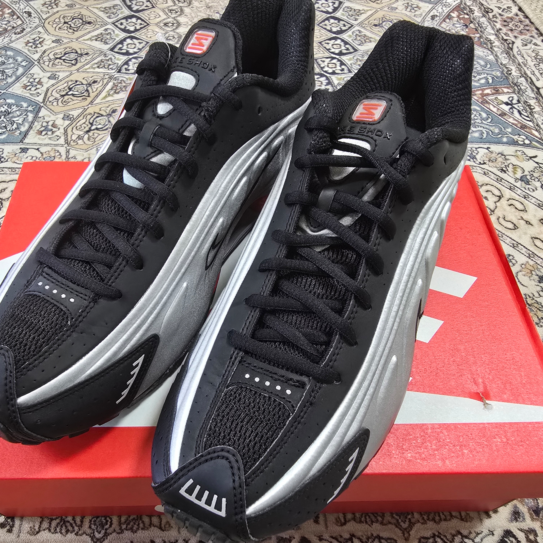 Nike Shox R4 Black and Metallic Silver 착용 스타일 - 2