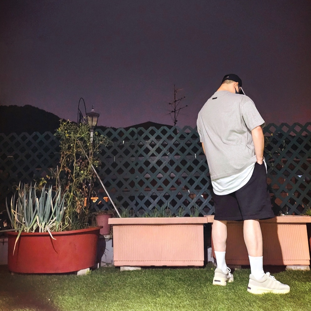 Essentials SS T-Shirt Dark Heather Oatmeal - 24SS, Adidas x Fear of God Athletics Los Angeles Runner Sesame 착용 스타일 - 3