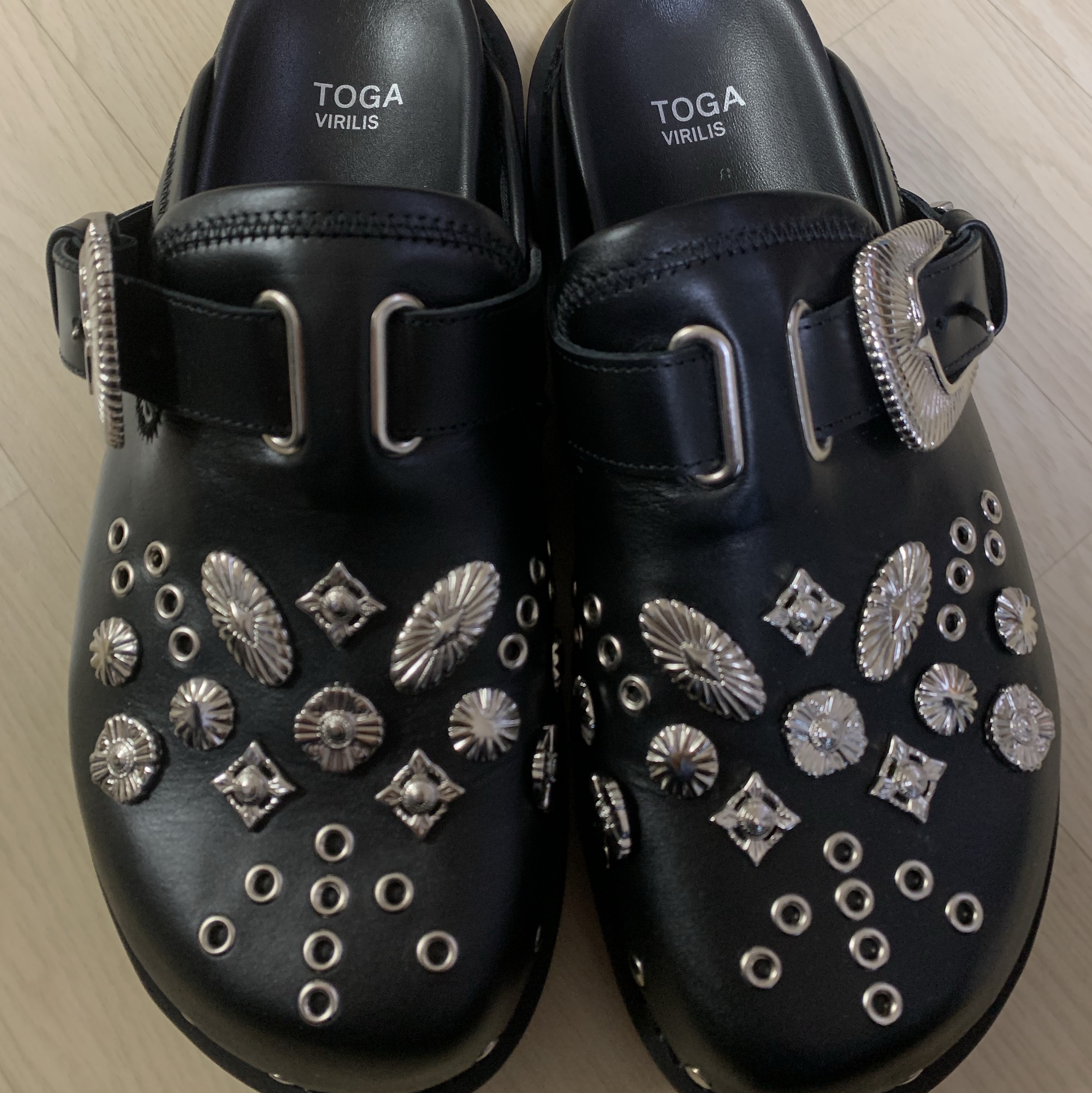Toga Virilis AJ1066 Mules Leather Black 착용 스타일