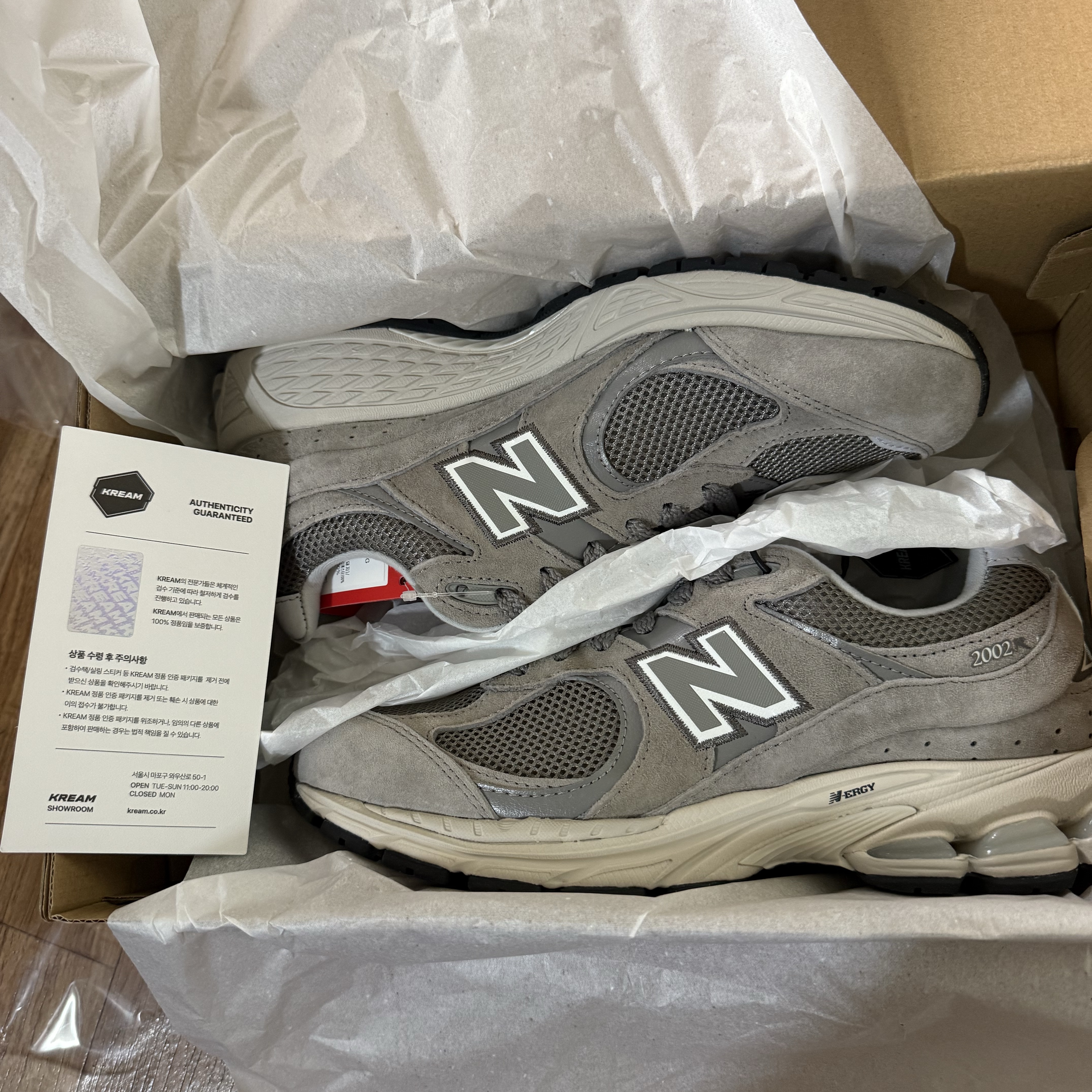 New Balance 2002R Grey 착용 스타일 - 1