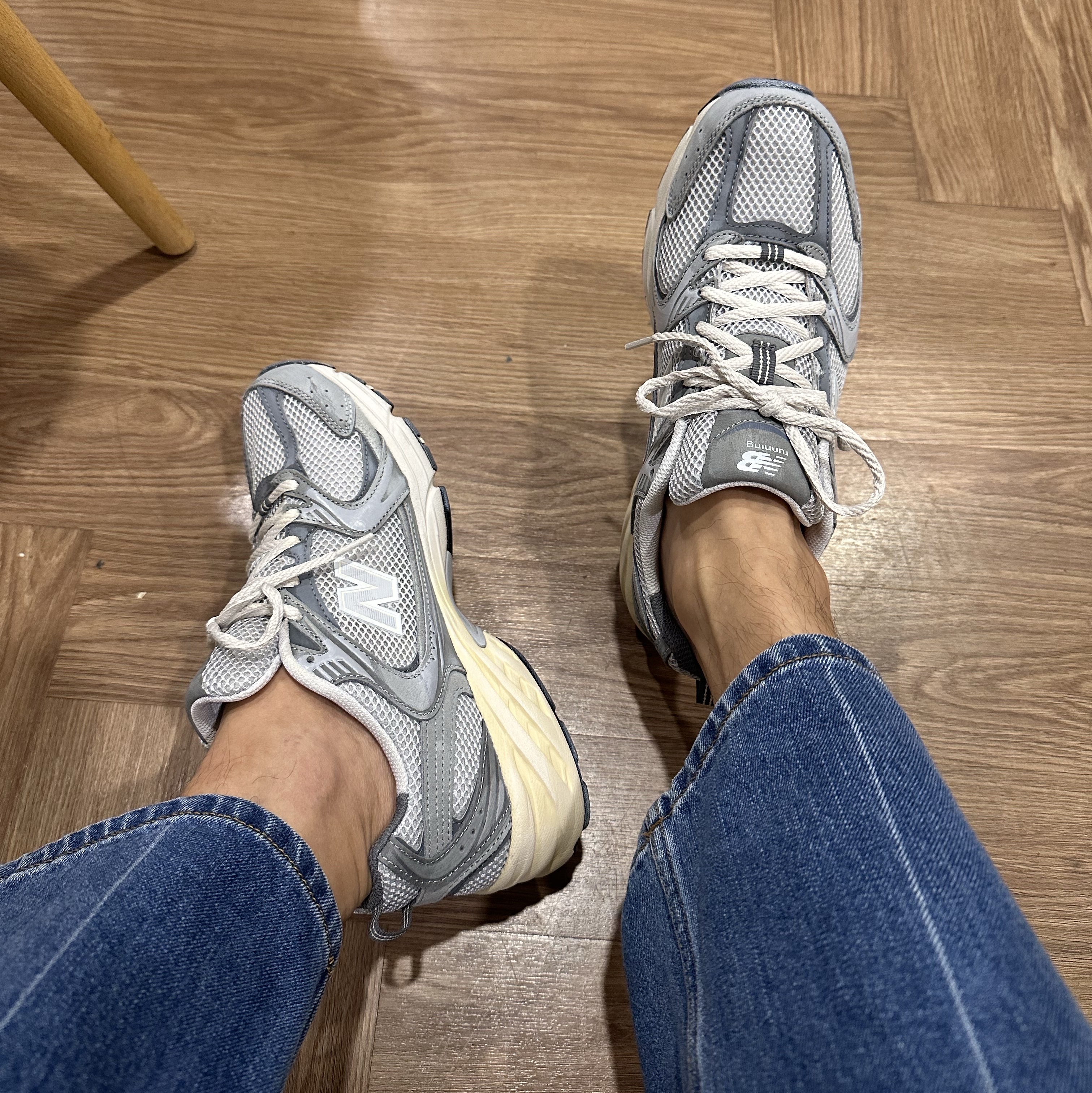 New Balance 530 Premium Vintage Grey Matter 착용 스타일 - 1
