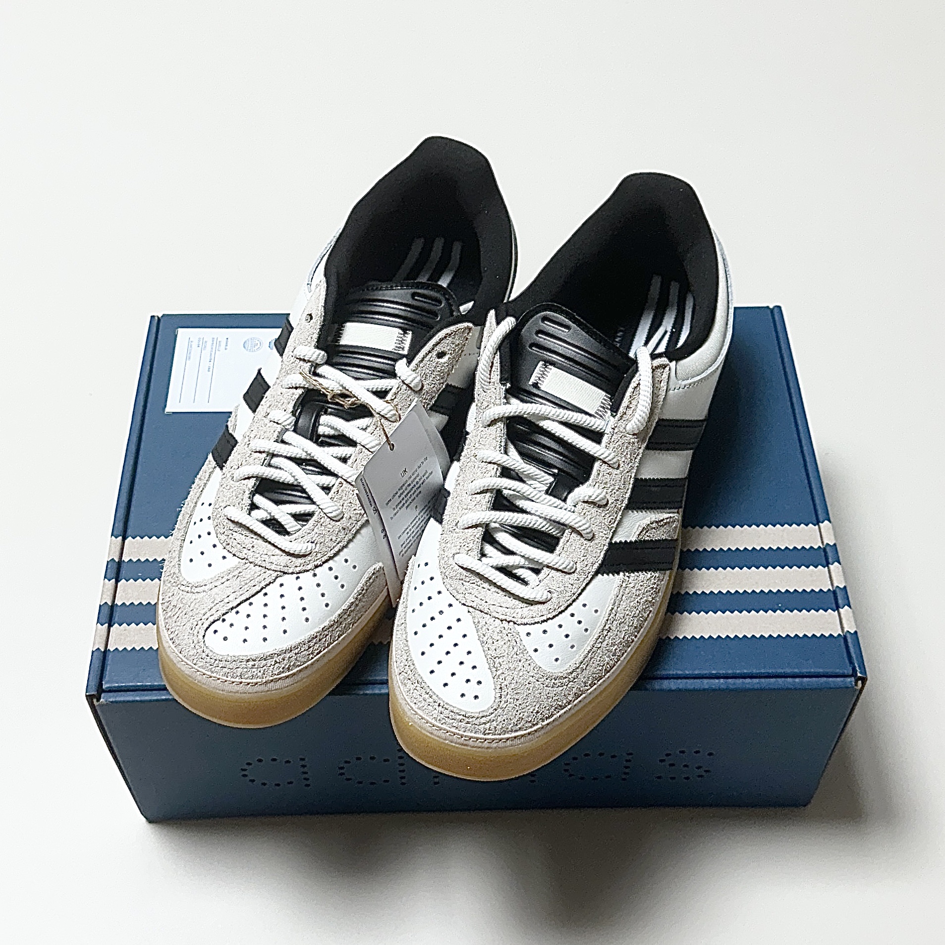 Adidas x Bad Bunny Gazelle Indoor Off White Black 착용 스타일 - 4