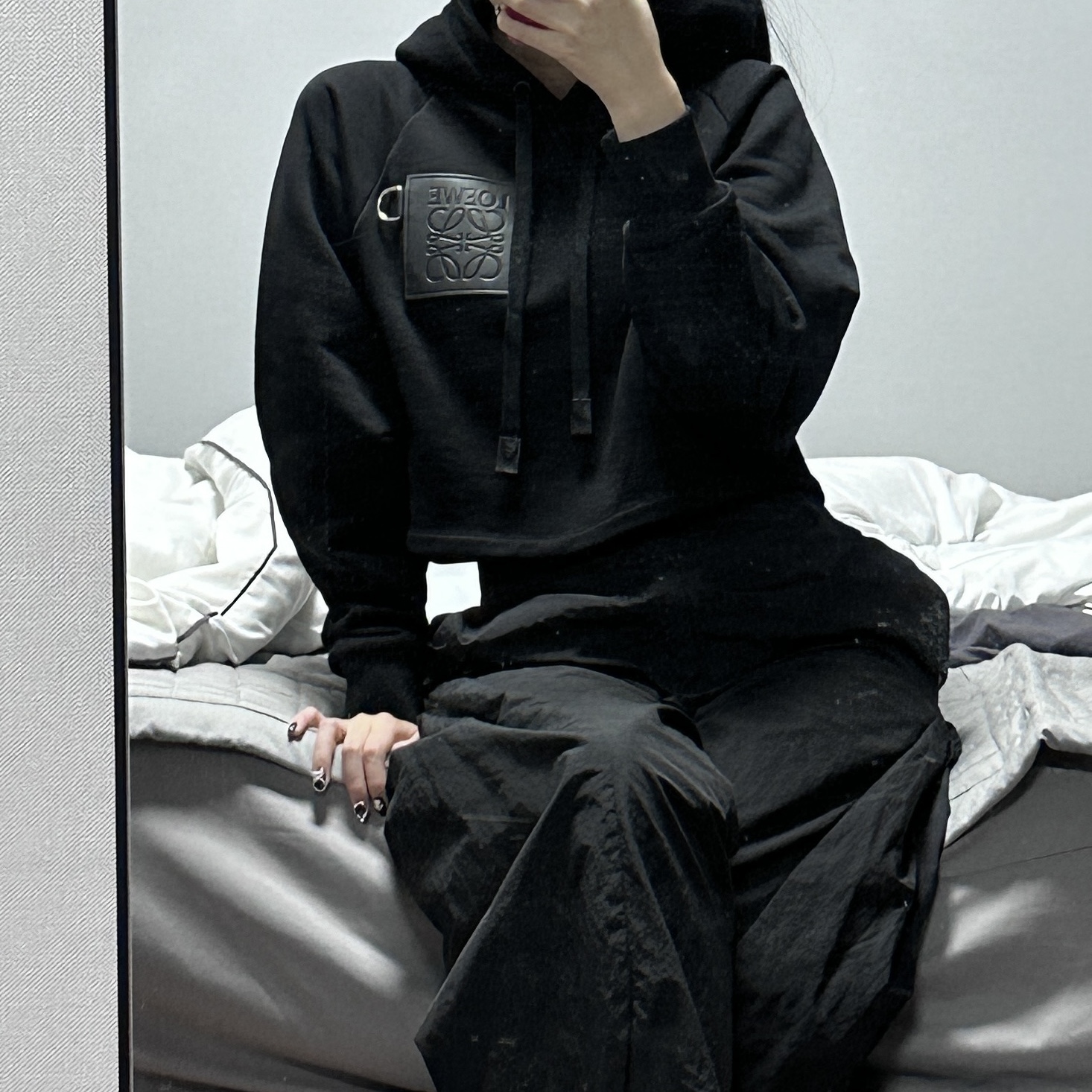 (W) Loewe Cropped Hoodie In Cotton Black, (W) Prada Pleated Re-Nylon Miniskirt Black 착용 스타일 - 2