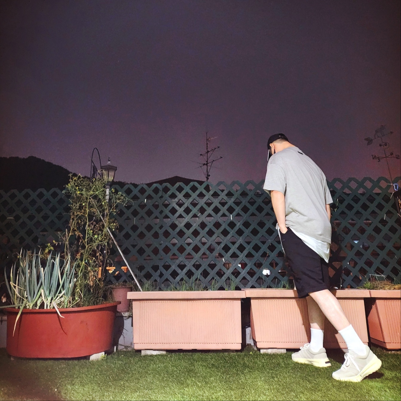 Essentials SS T-Shirt Dark Heather Oatmeal - 24SS, Adidas x Fear of God Athletics Los Angeles Runner Sesame 착용 스타일 - 2