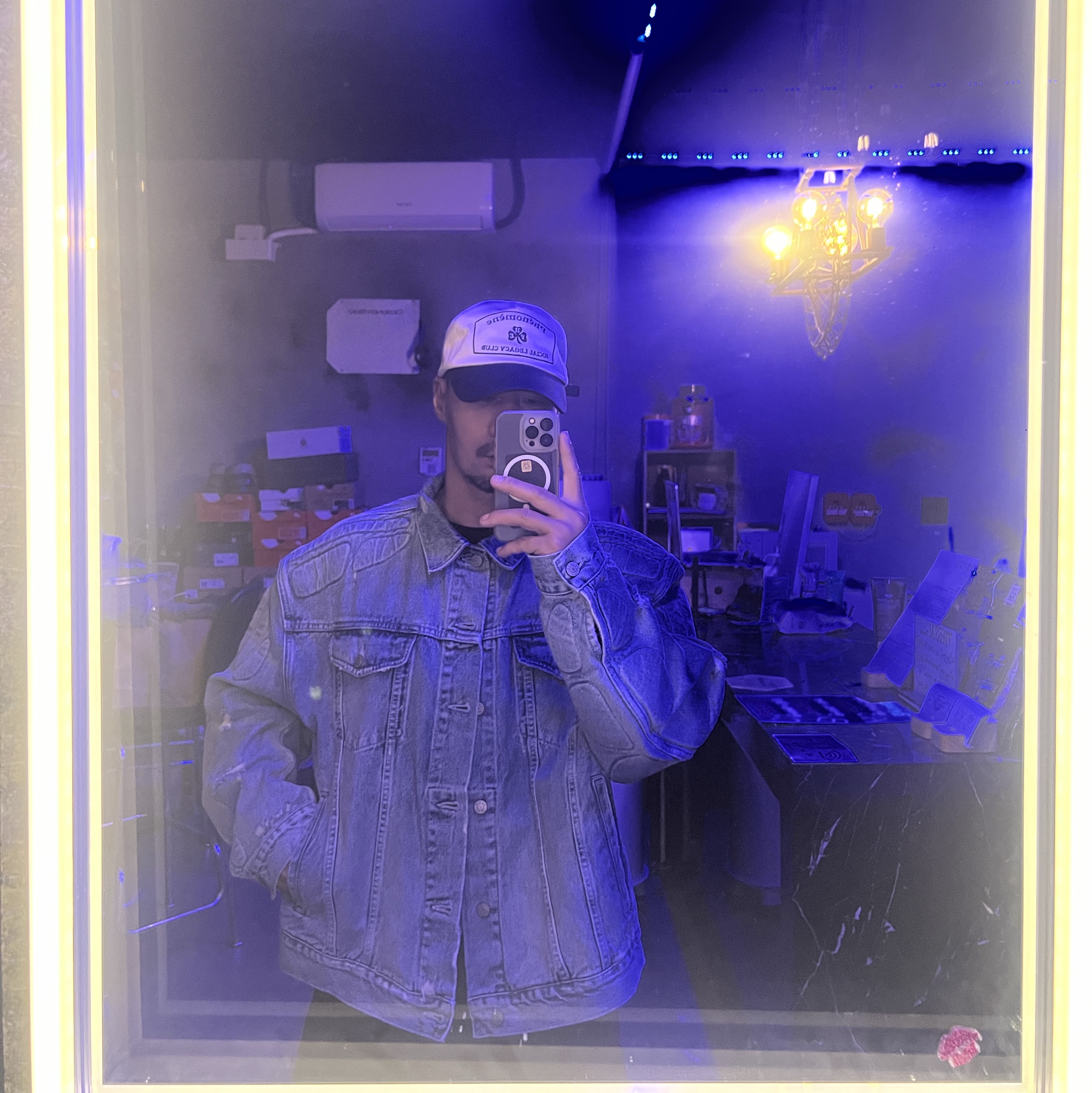 Yeezy Gap Engineered By Balenciaga Padded Denim Jacket Blue 착용 스타일 - 1