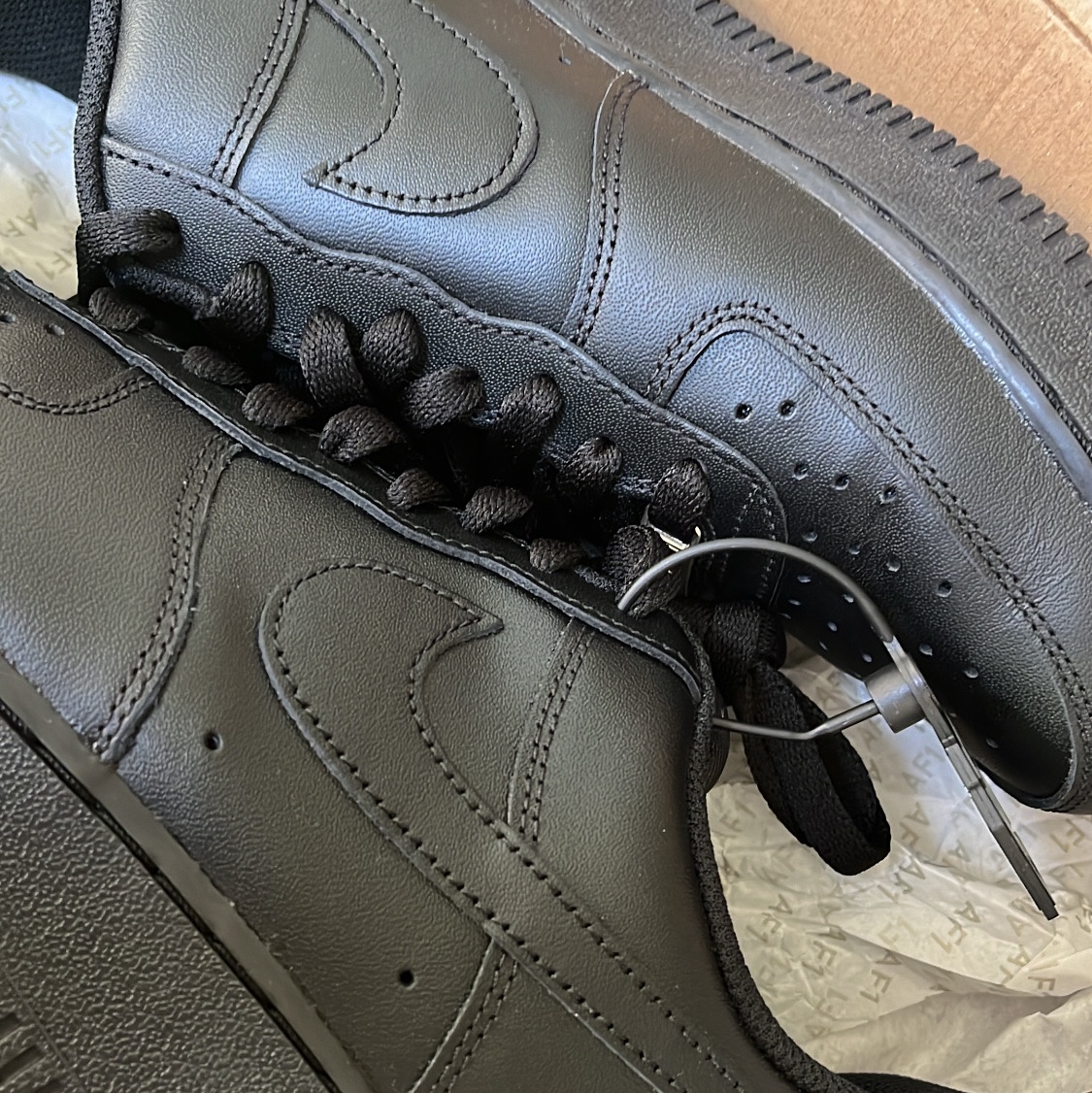 Nike Air Force 1 '07 Low Triple Black 착용 스타일 - 3