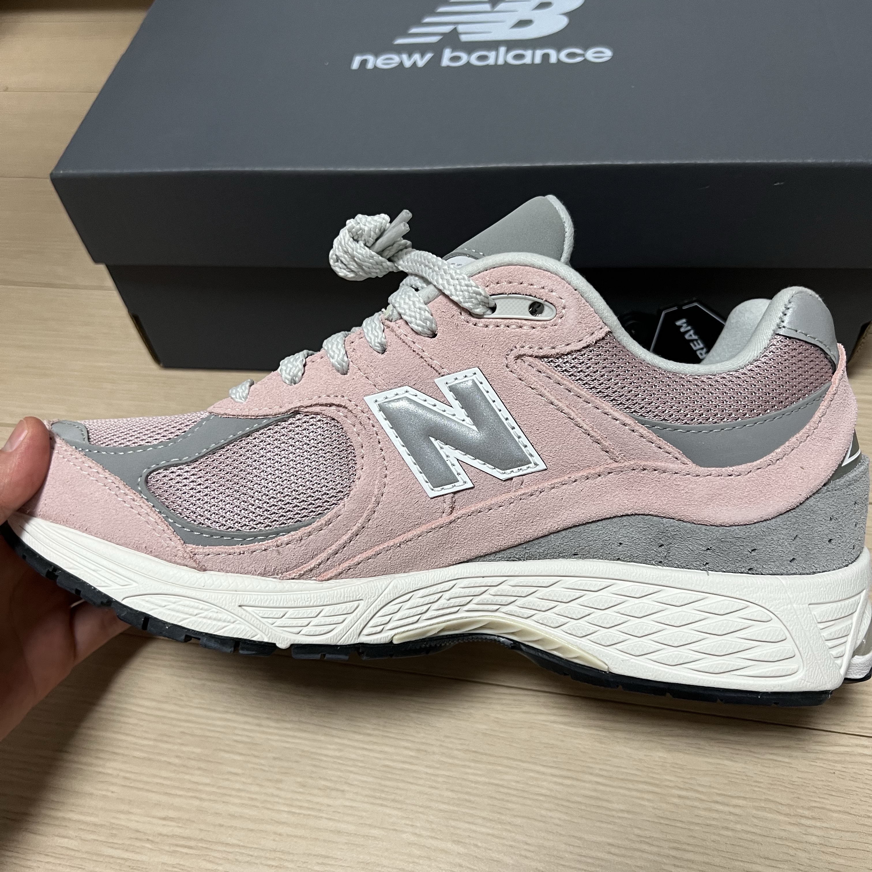 New Balance 2002R Orb Pink 착용 스타일 - 3