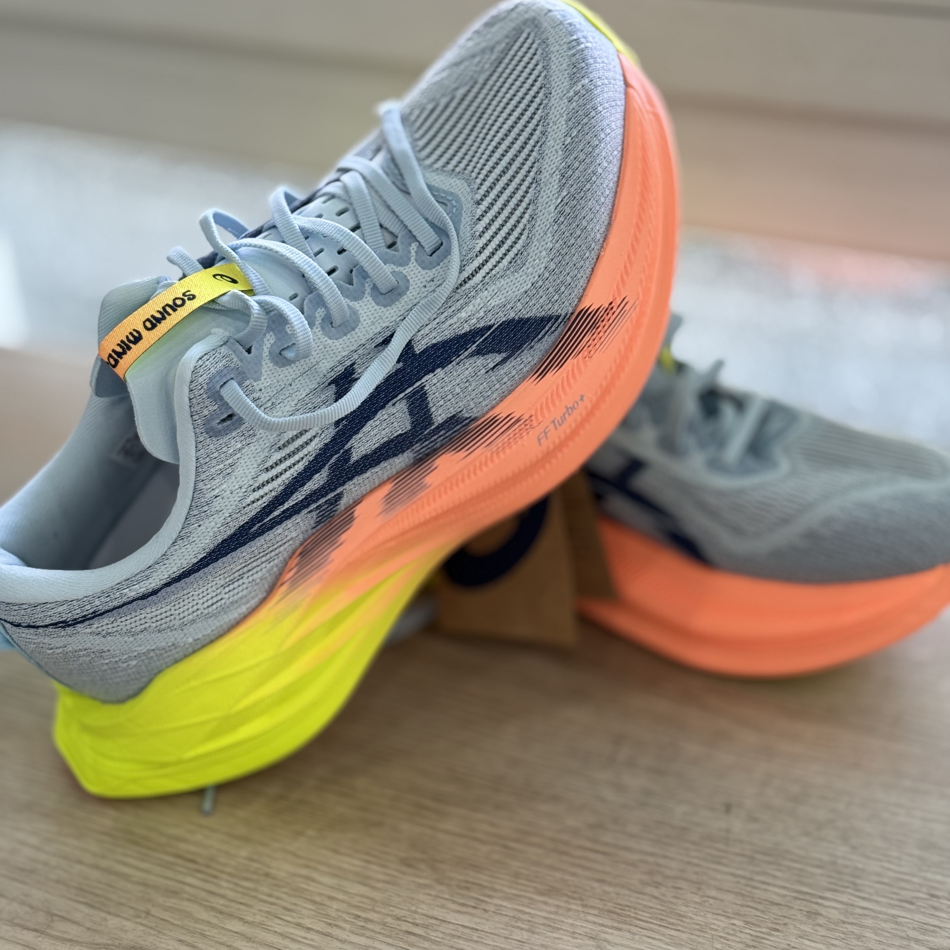 Asics Superblast 2 Paris Cool Grey Safety Yellow 착용 스타일