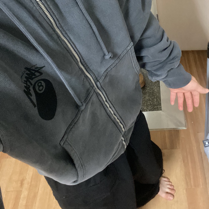 Stussy 8 Ball Pigment Dyed Zip Hoodie Black 착용 스타일