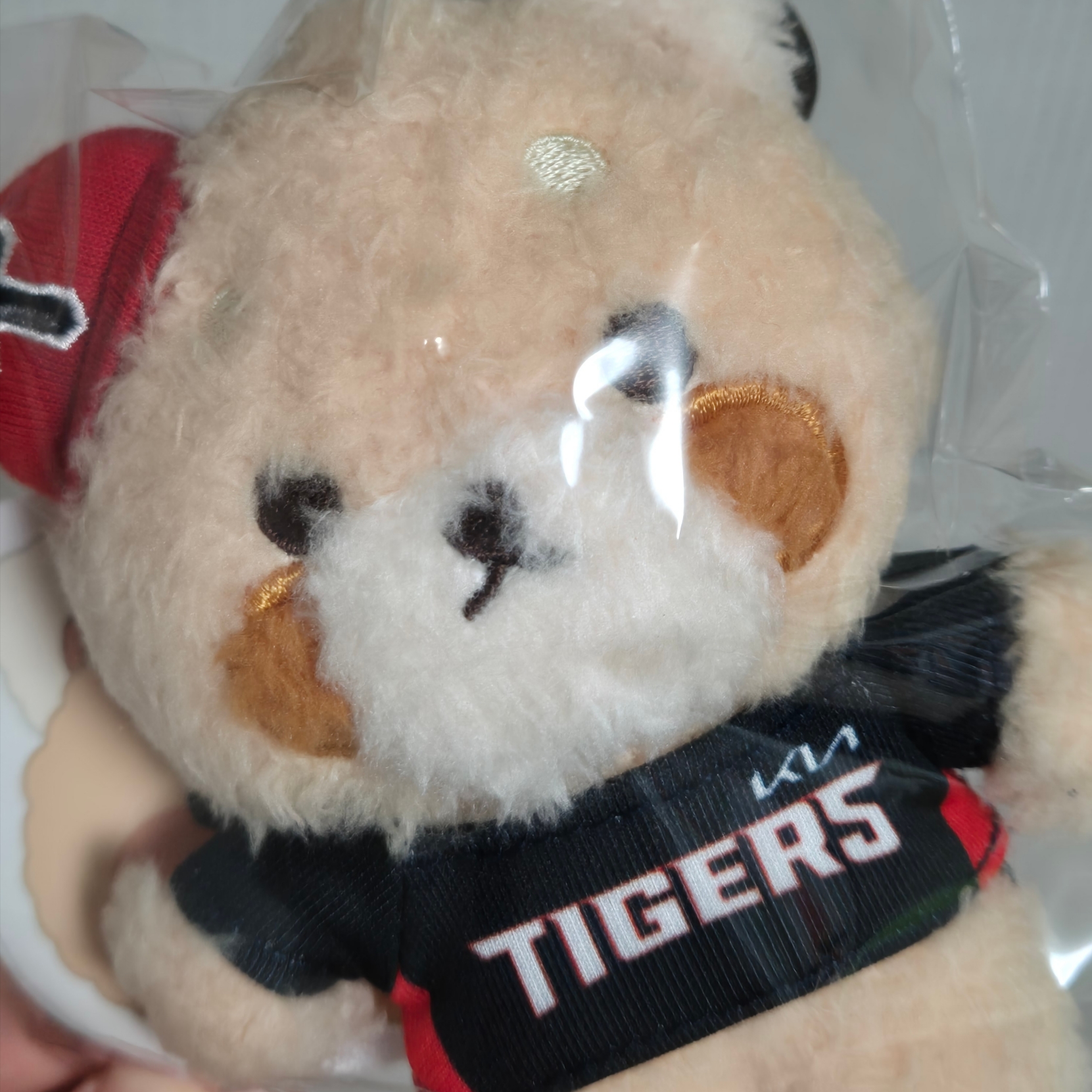 Lessey & Friends x KBO The Strongest Lessey Stuffed Toy Keyring KIA Tigers 착용 스타일
