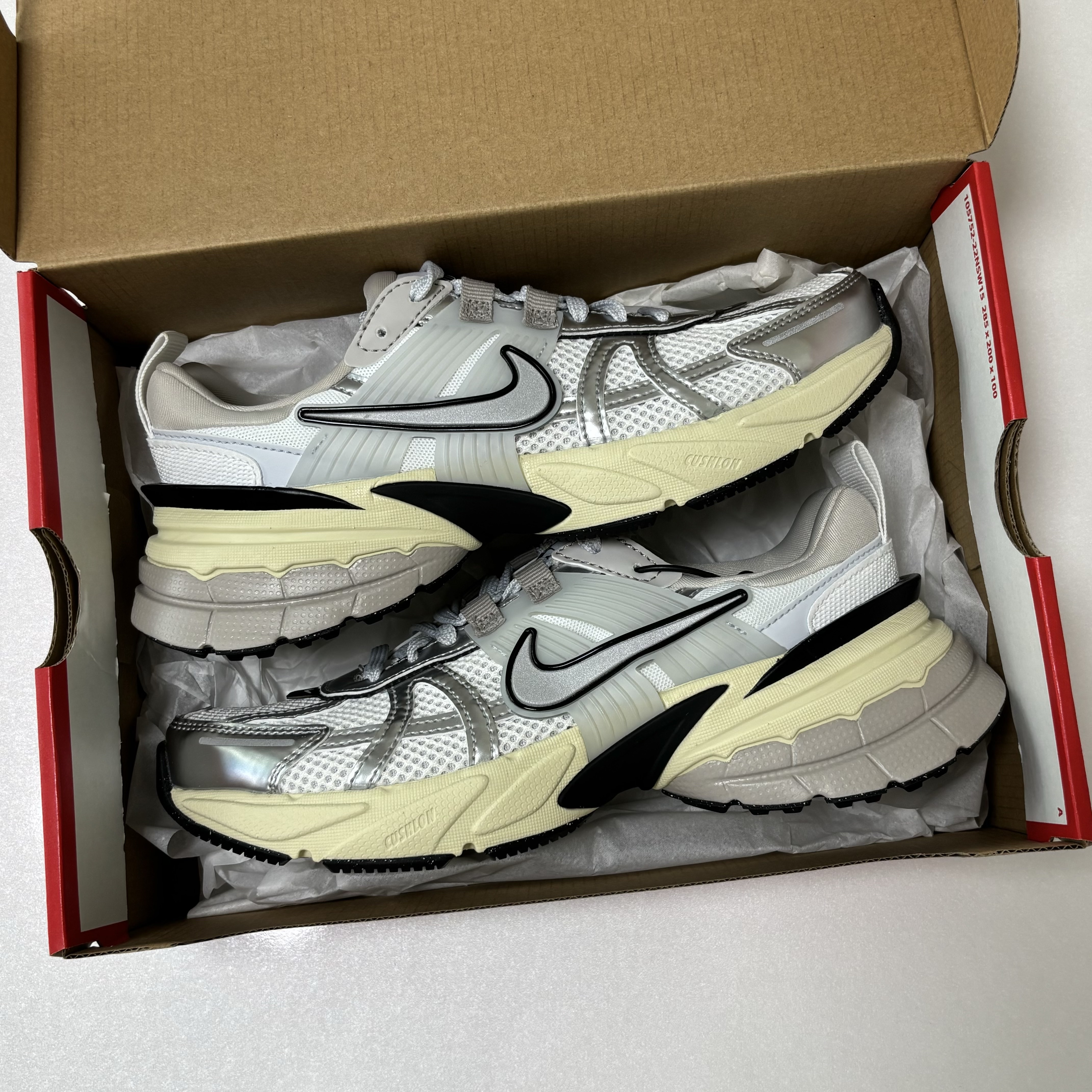 Nike V2K Run Summit White Metallic Silver 착용 스타일 - 1