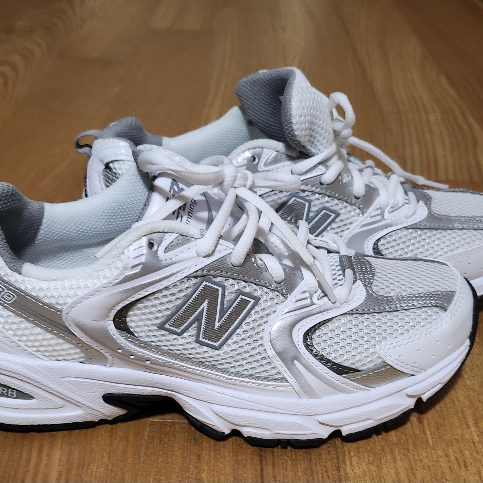 New Balance 530 White Silver 착용 스타일
