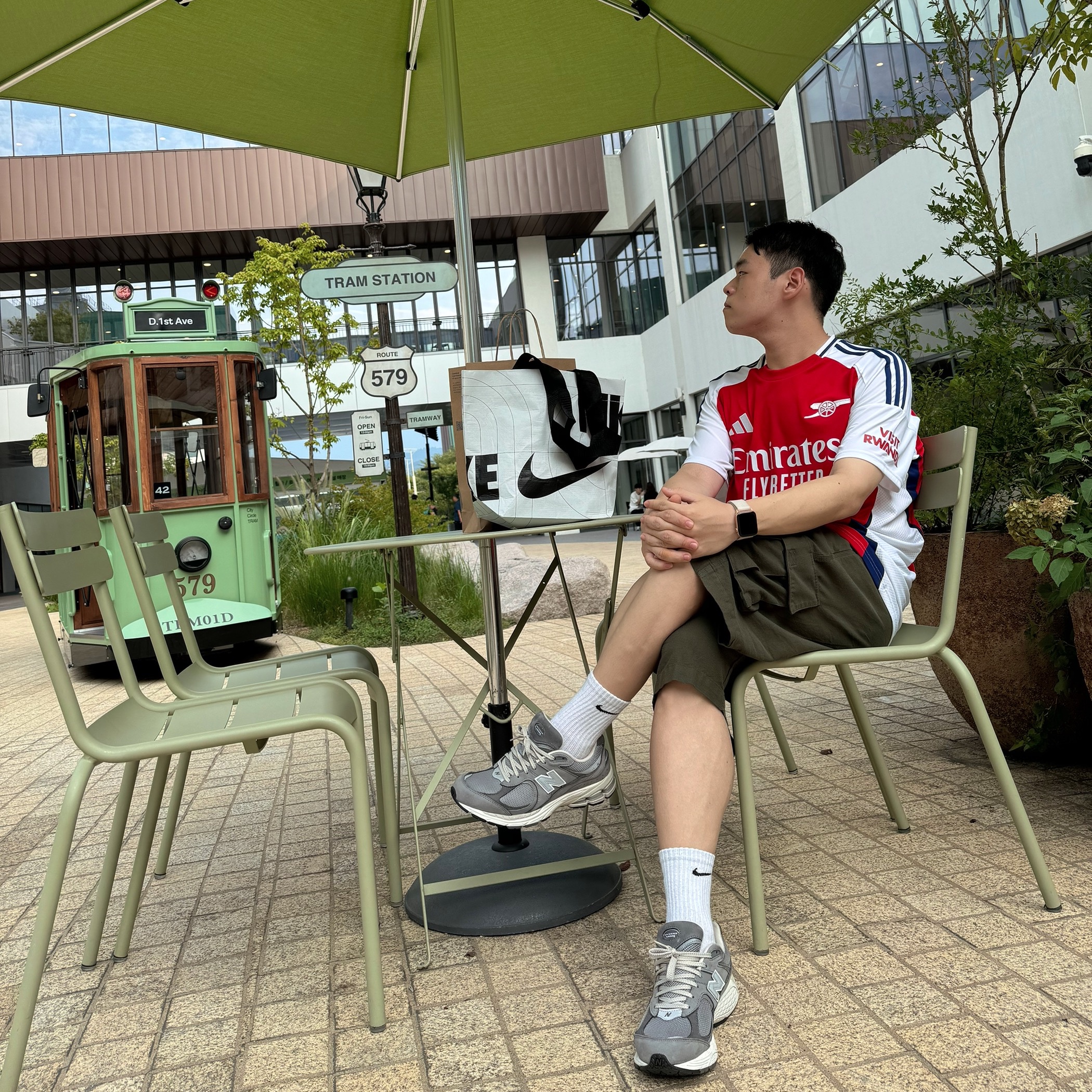 New Balance 2002R Premium Vintage Grey, Adidas Arsenal 2024/25 Home Jersey Better Scarlet White - KR Sizing (Non Marking Ver.) 착용 스타일