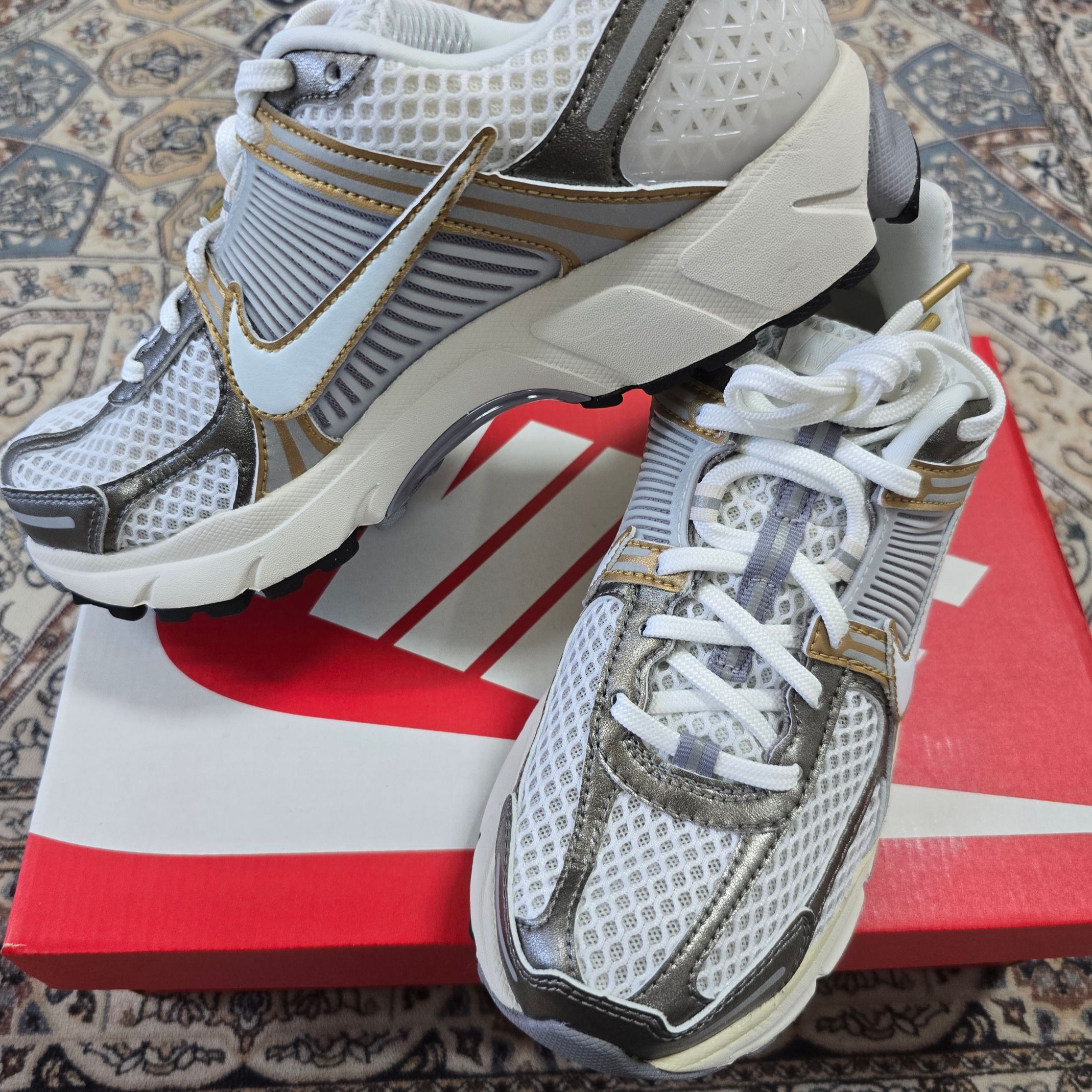 Nike Zoom Vomero 5 Platinum Tint Metallic Pewter 착용 스타일 - 1