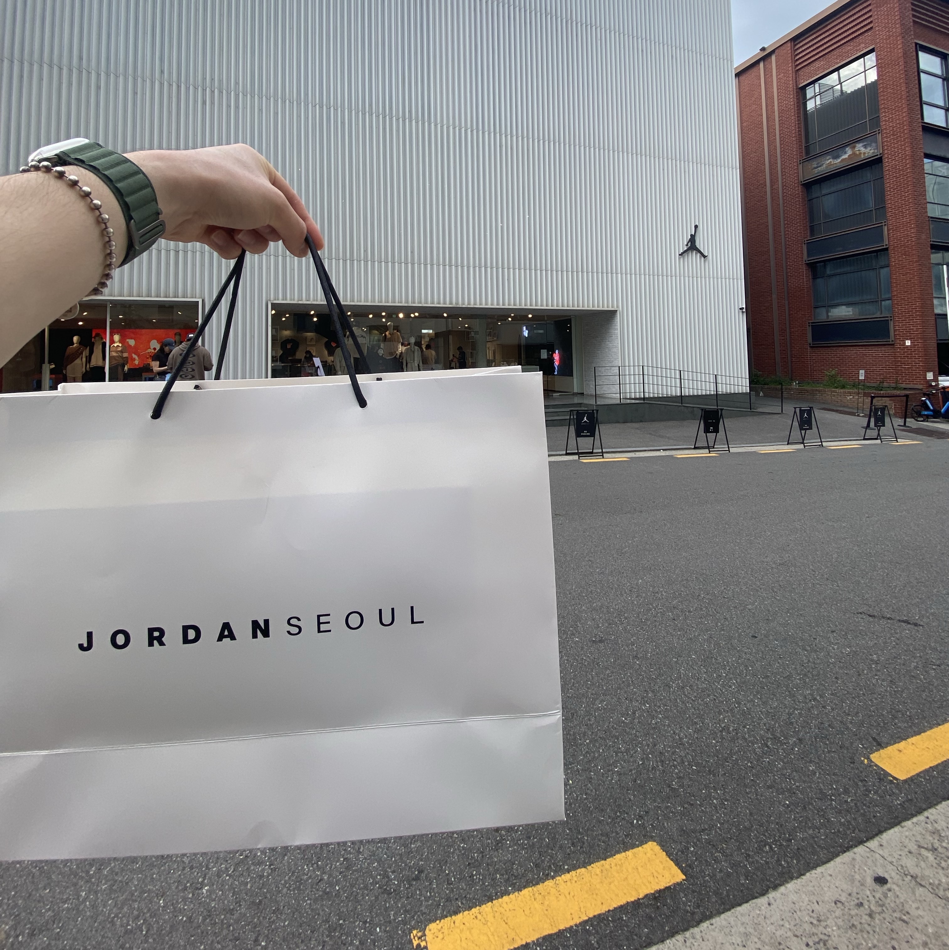 Jordan 1 x Travis Scott Retro Low OG SP Reverse Olive 착용 스타일