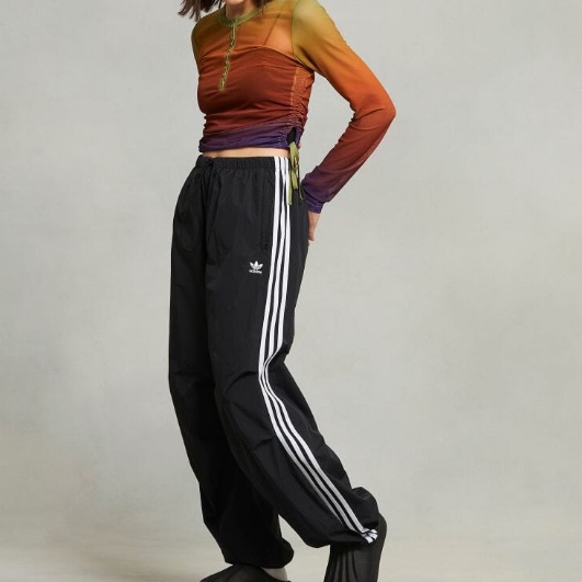 (W) Adidas 3-Stripes Woven Parachute Pants Black - US Sizing, (W) Adidas 3-Stripes Woven Parachute Pants Black - KR Sizing 착용 스타일 - 2