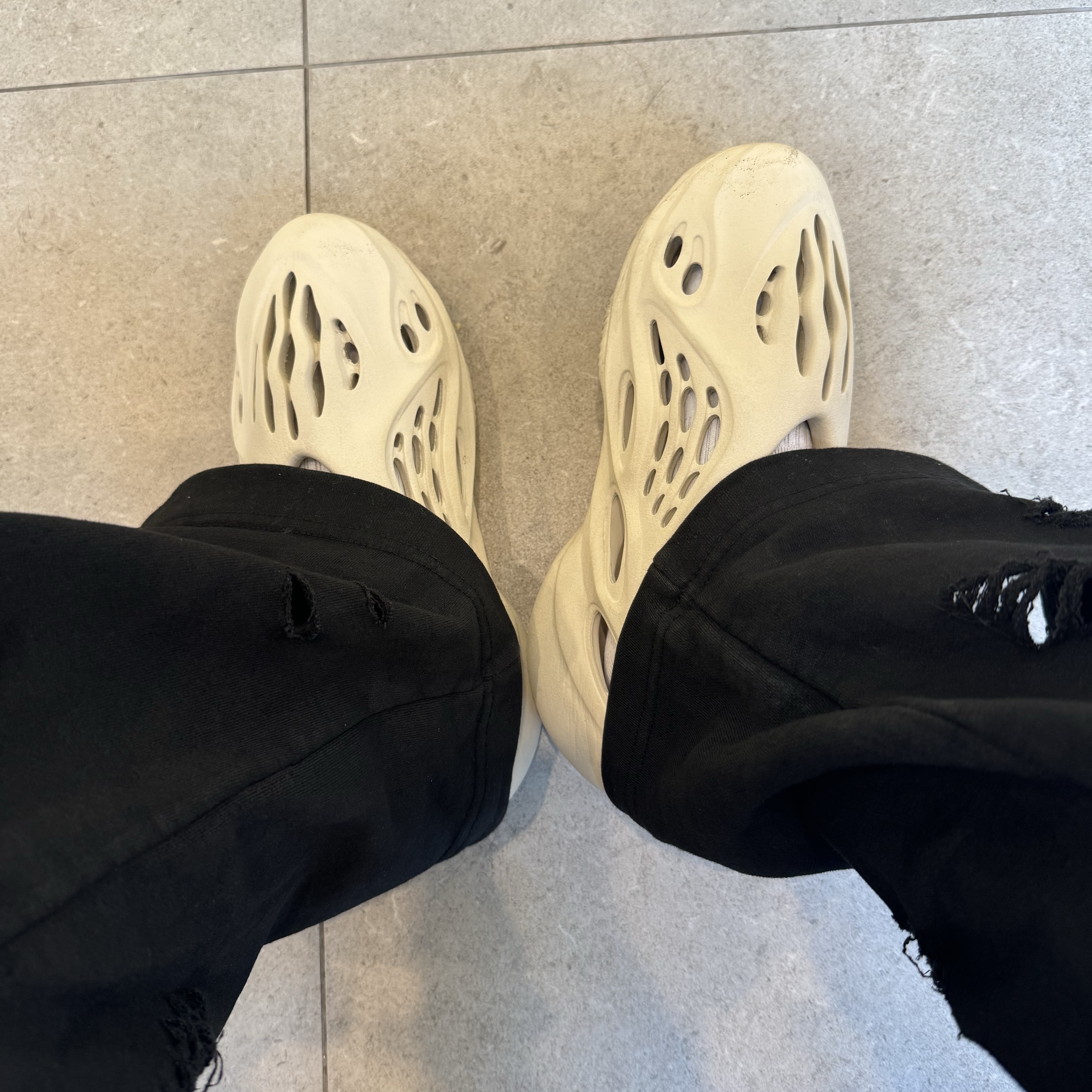 Undermycar Walrus Dirty Paint Coated Damage Sweatpants Castlerock - 23SS, Adidas Yeezy Foam RNNR Sand 착용 스타일