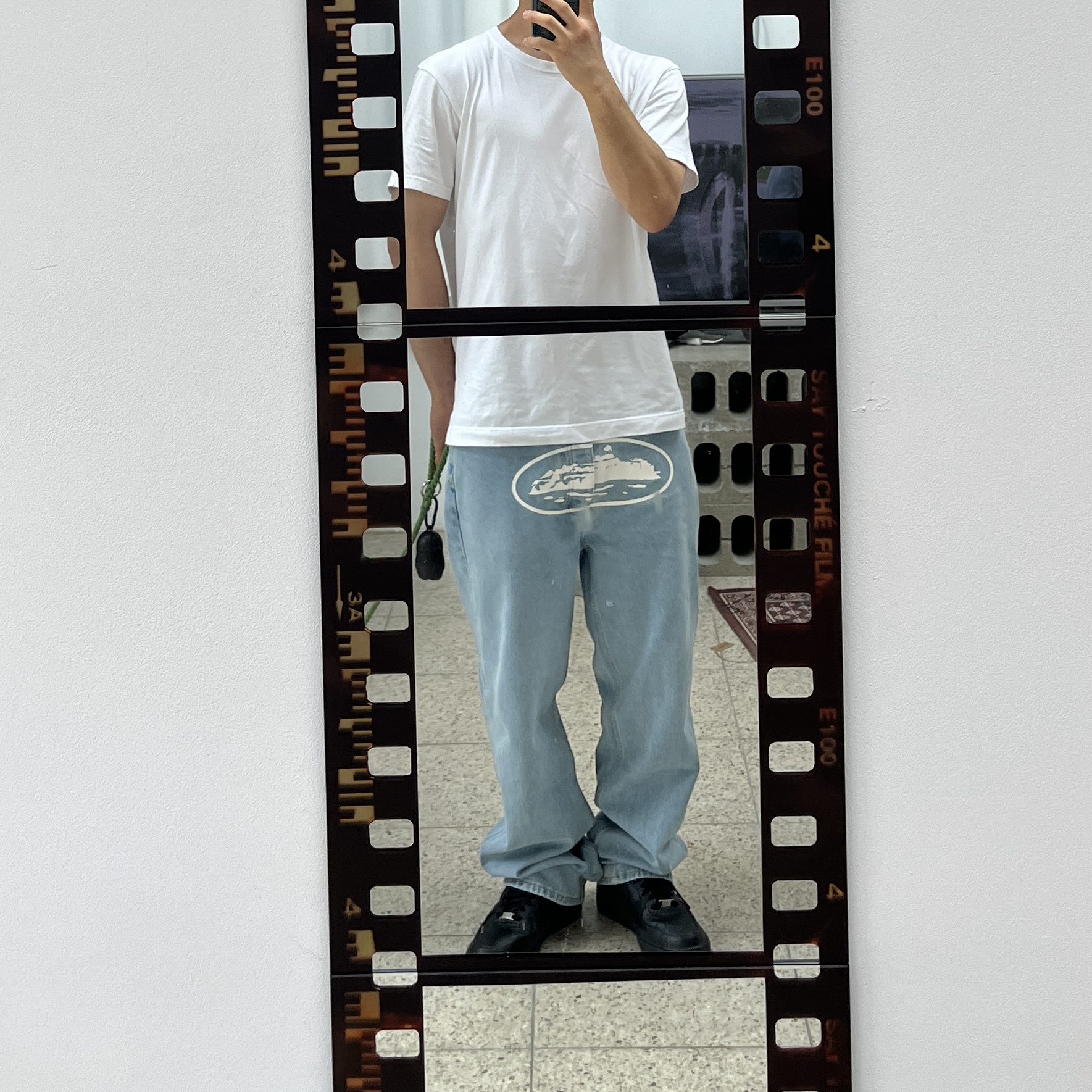 Corteiz Alcatraz Baggyjeans Stonewash, Nike Air Force 1 '07 Low Triple Black 착용 스타일 - 1