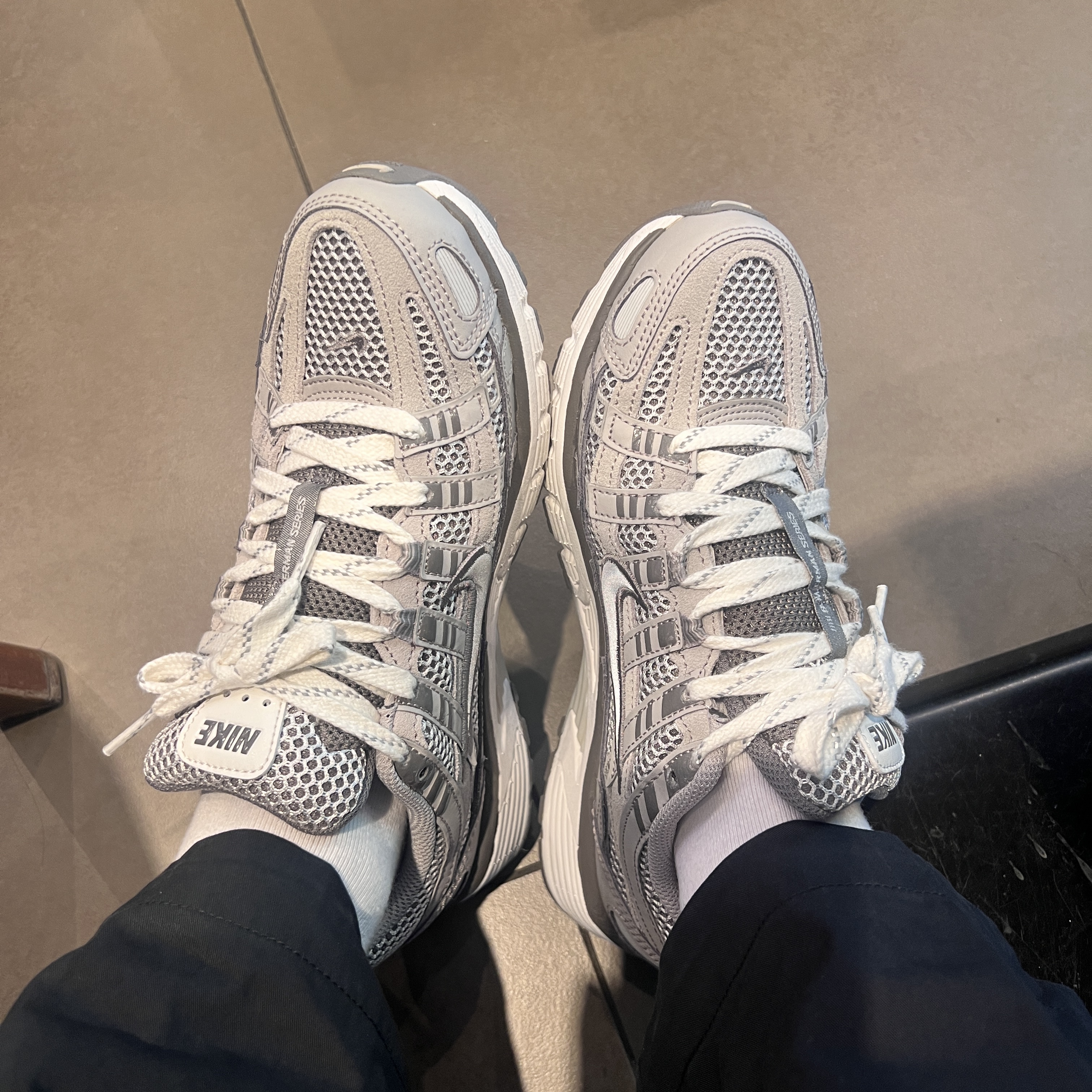 Nike P-6000 PRM Light Iron Ore 착용 스타일