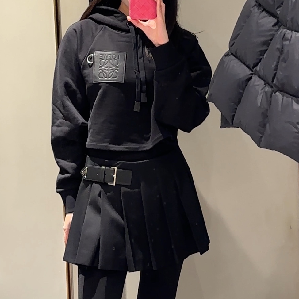 (W) Loewe Cropped Hoodie In Cotton Black, (W) Prada Pleated Re-Nylon Miniskirt Black 착용 스타일 - 3