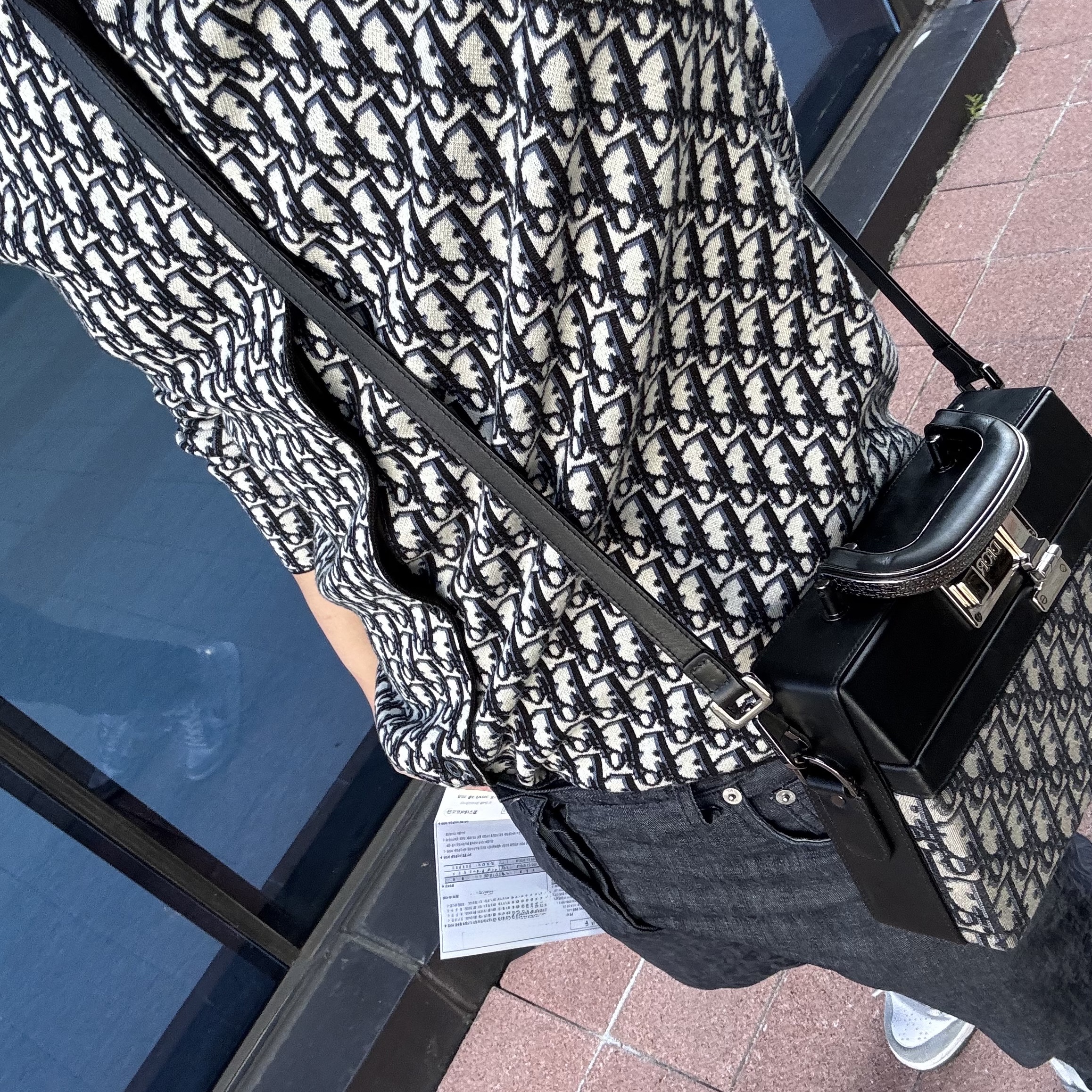 Dior Long Slim-Fit Jeans Gray Denim 착용 스타일 - 2