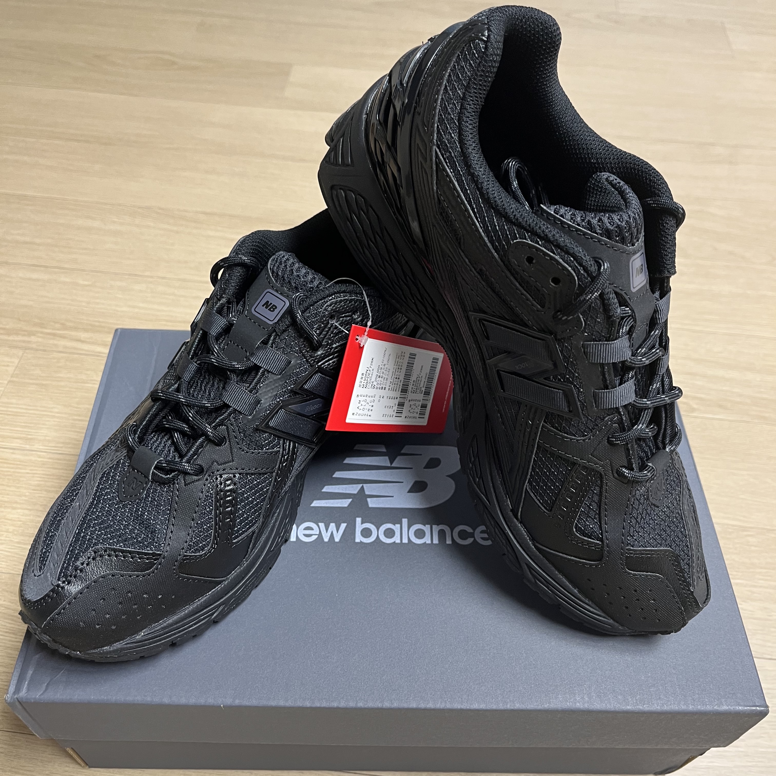New Balance 1906U Triple Black 착용 스타일