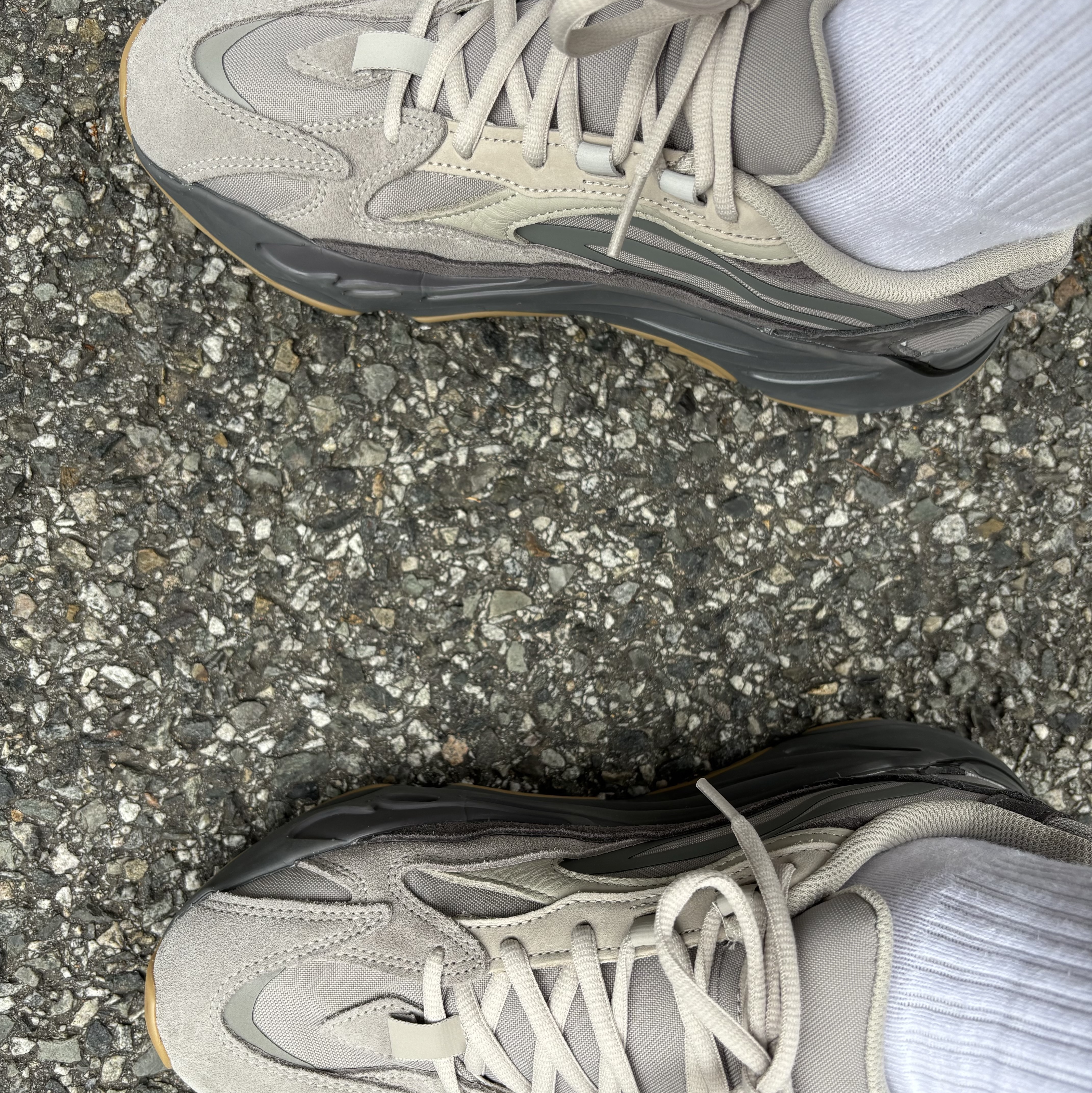 Adidas Yeezy Boost 700 V2 Tephra 2023 착용 스타일
