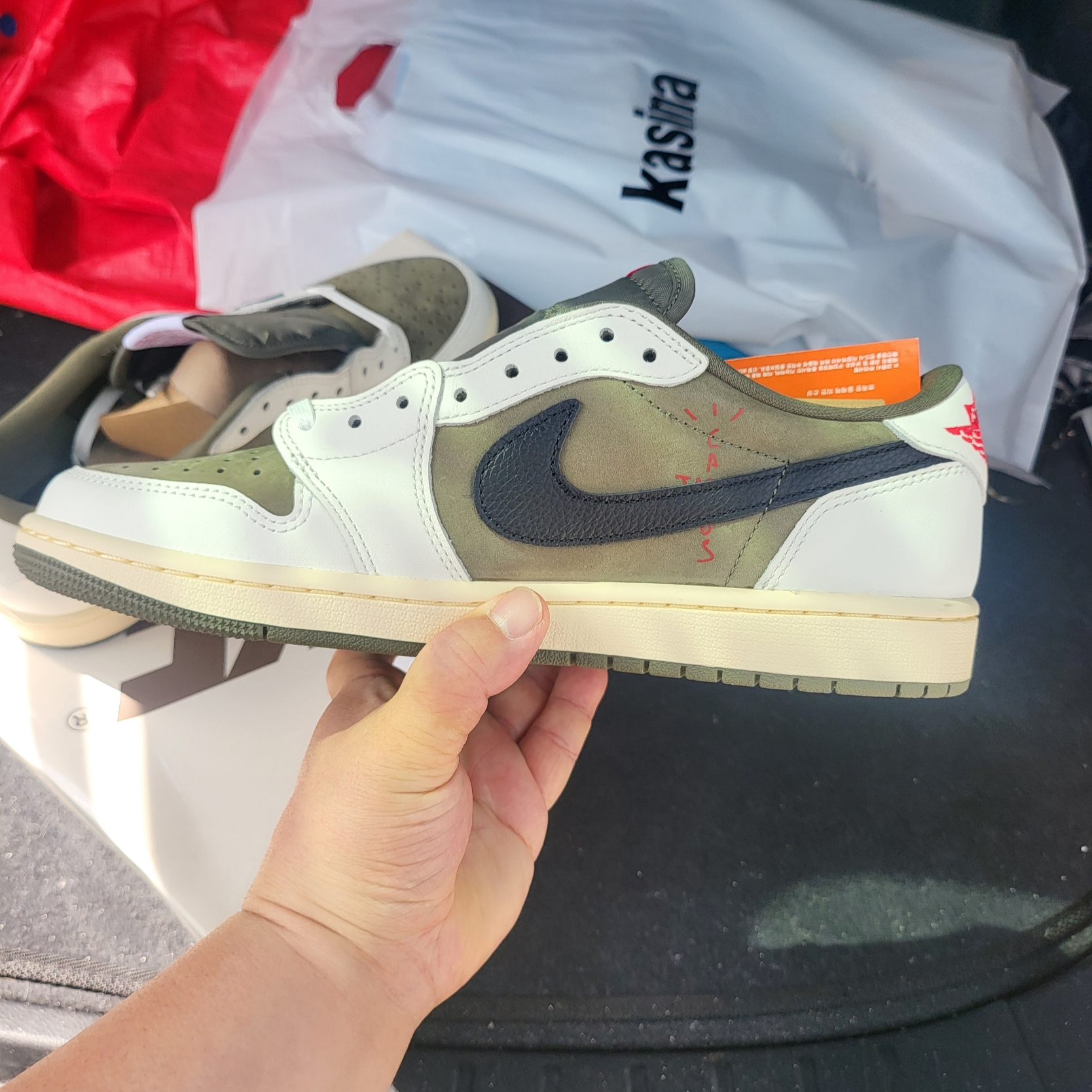 Jordan 1 x Travis Scott Retro Low OG SP Reverse Olive 착용 스타일 - 4