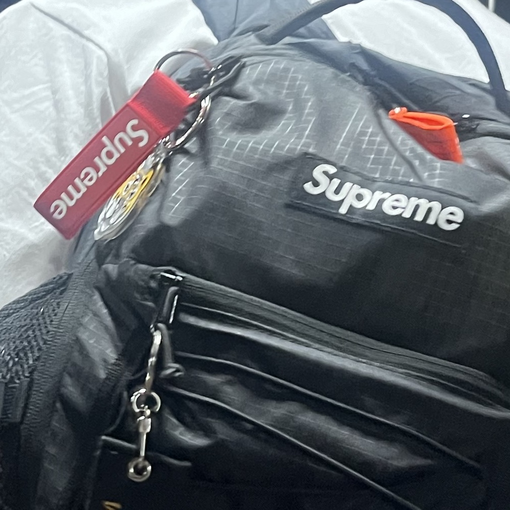 Supreme Webbing Keychain Red - 23SS 착용 스타일