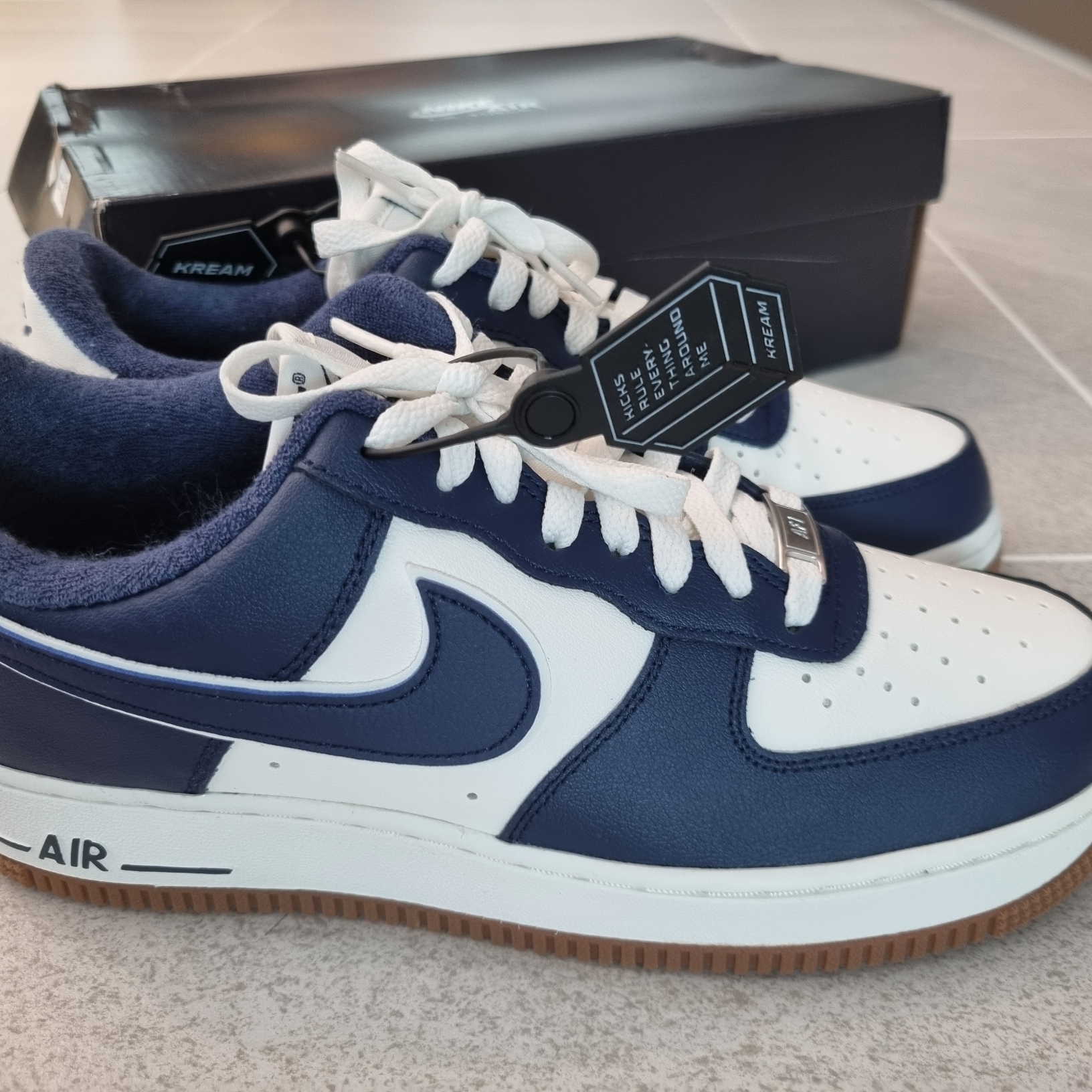 Nike Air Force 1 '07 LV8 Midnight Navy 착용 스타일 - 1